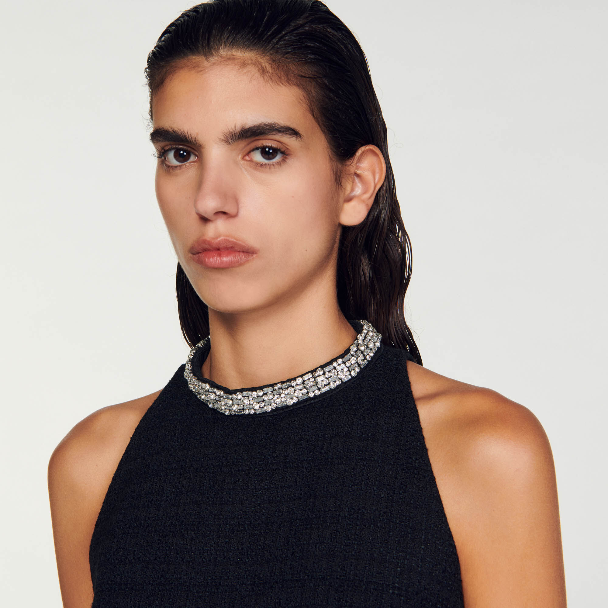 Vestido con cuello con bisutería