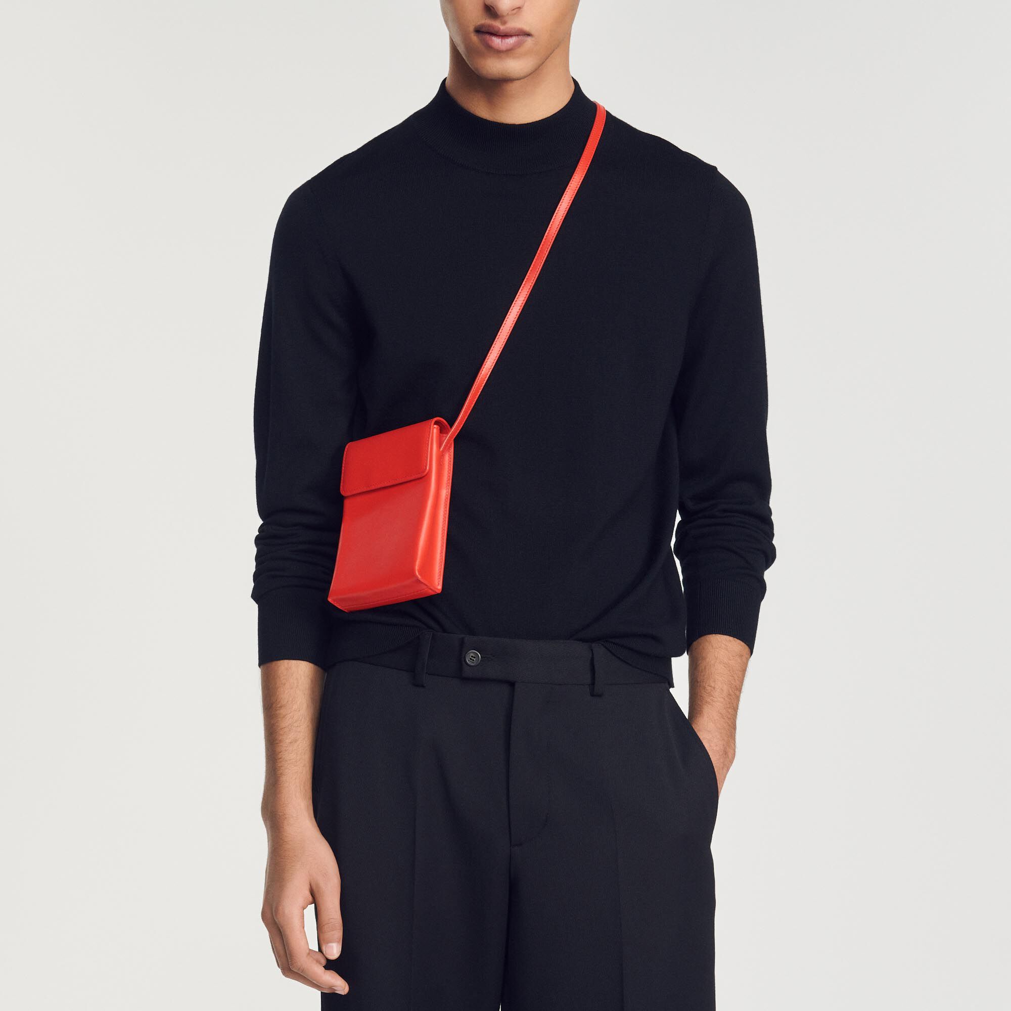 Pochette con bandolera de piel lisa