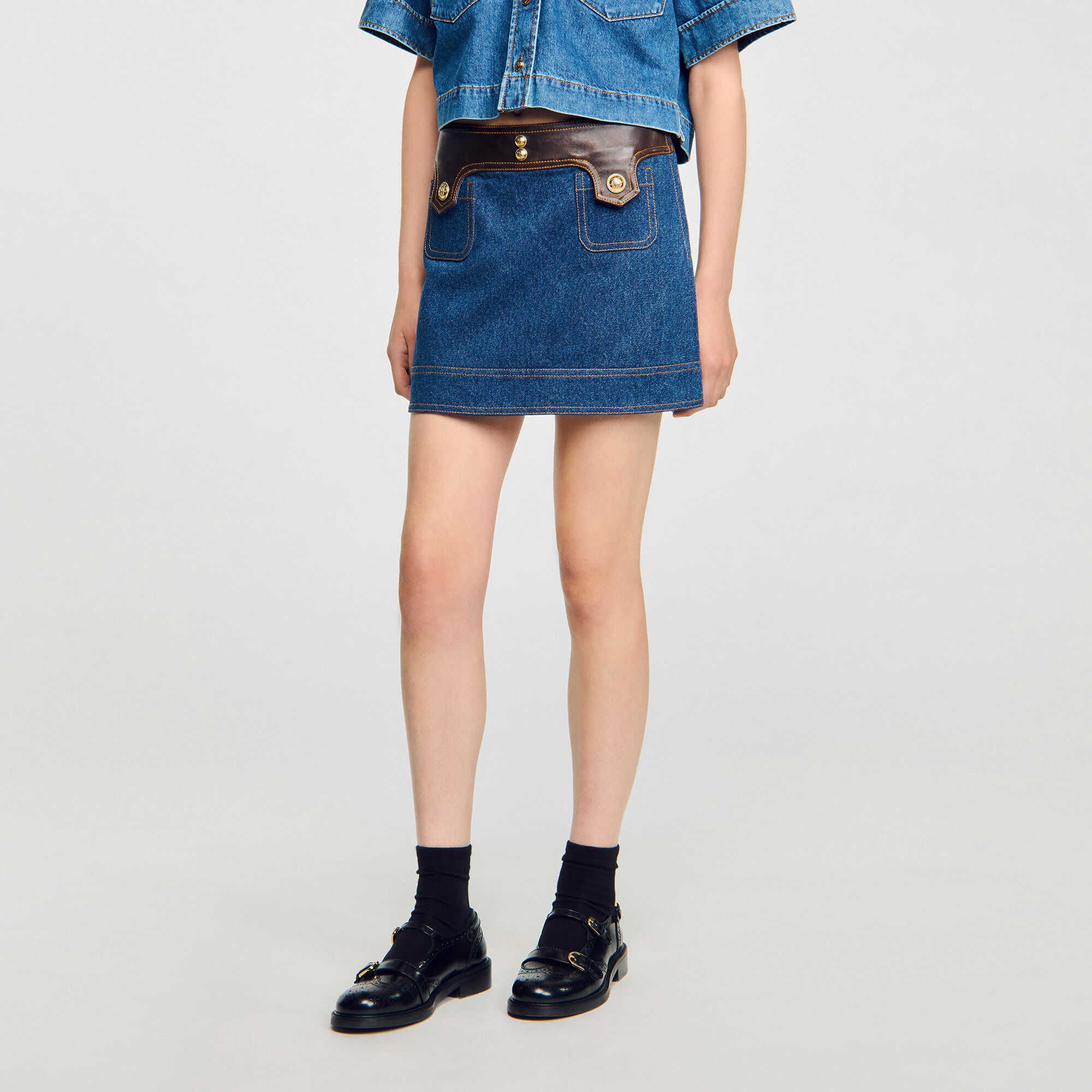 Falda corta de denim y cuero