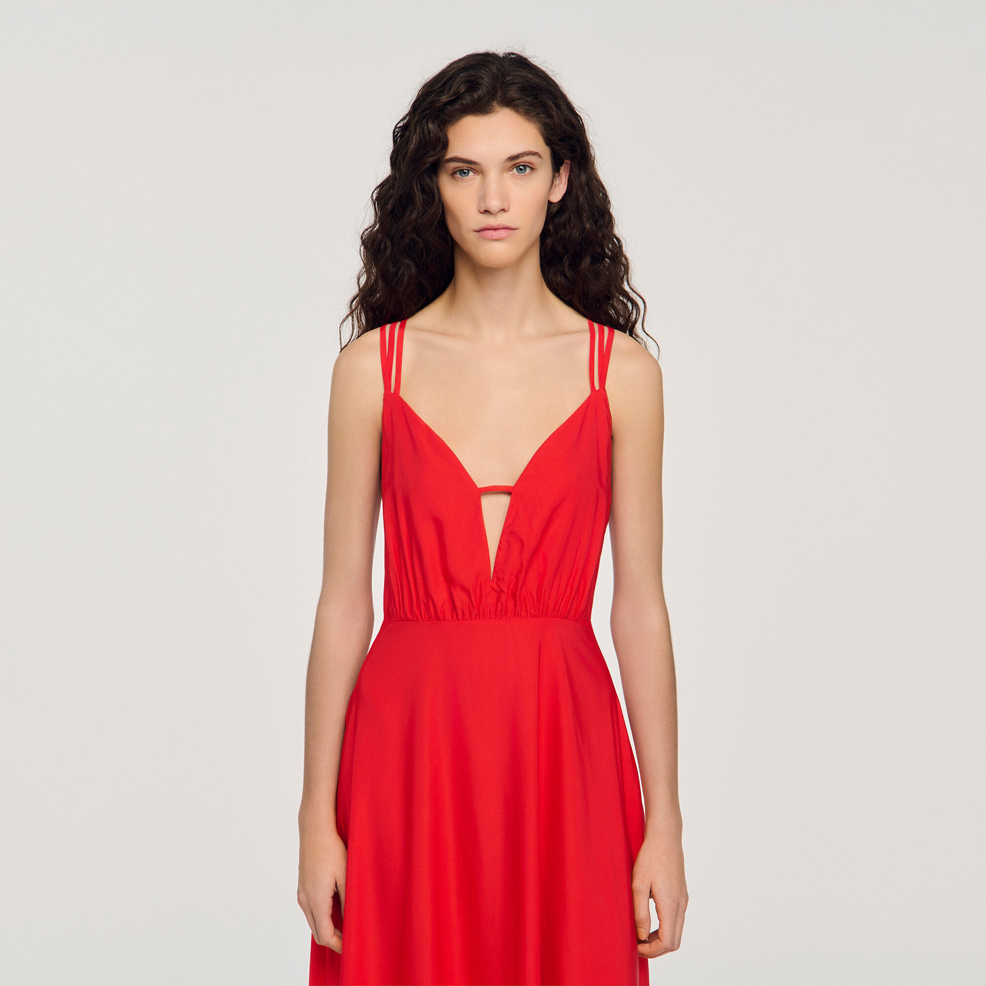Vestido largo con bajo asim&eacute;trico