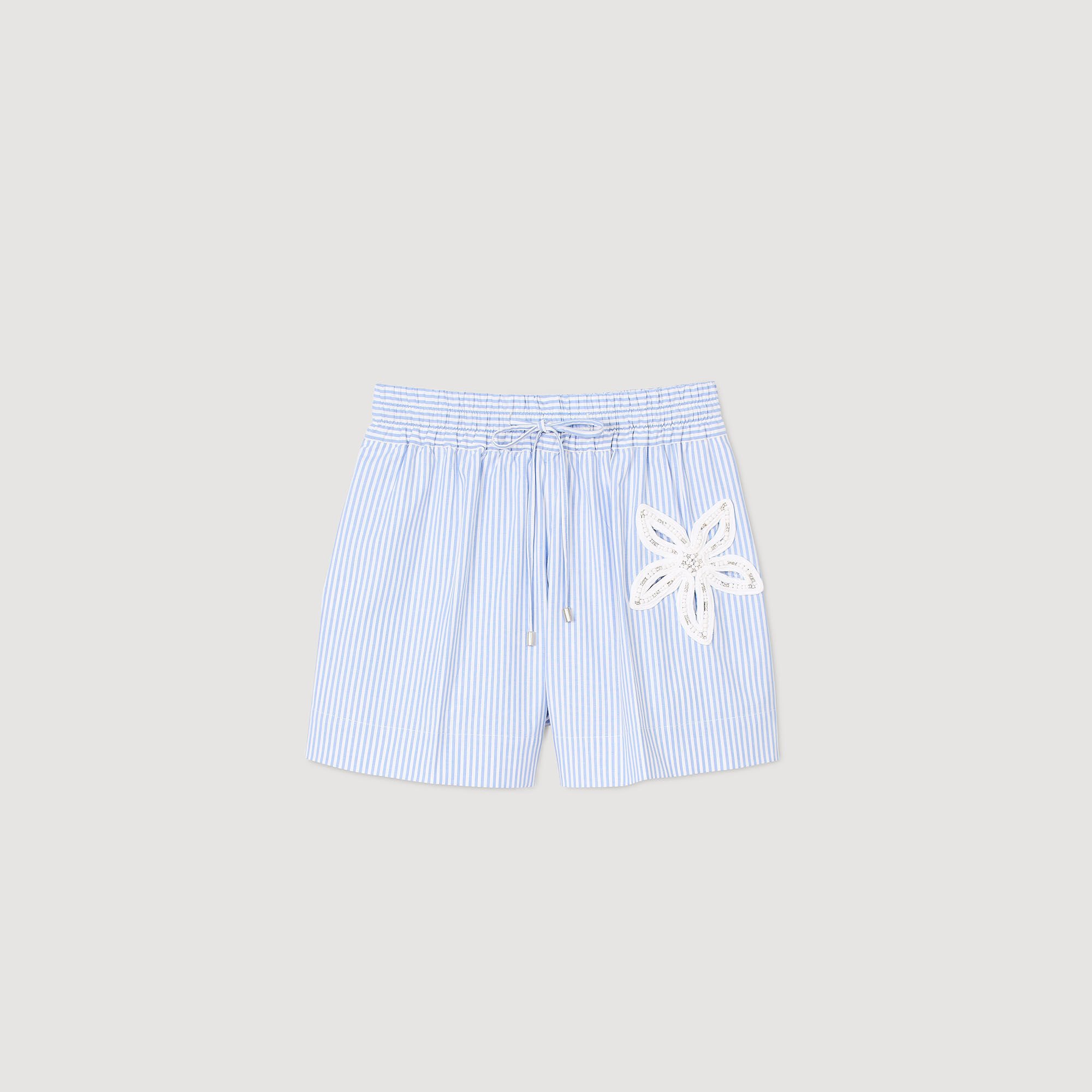 Pantalón corto a rayas con flor