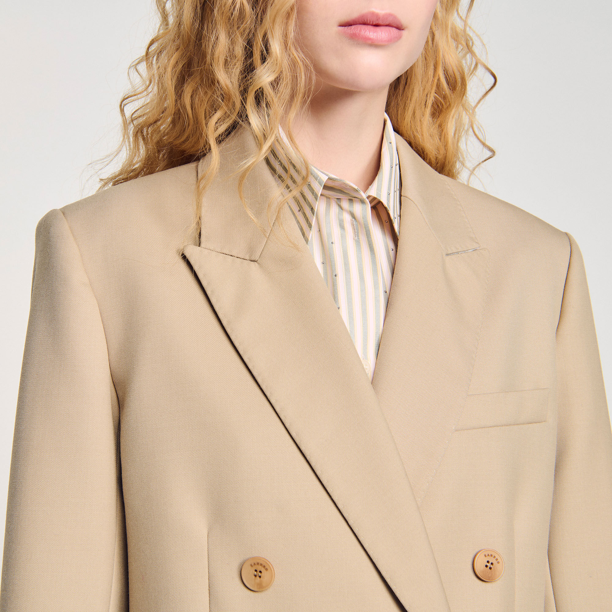 Chaqueta con botonadura cruzada