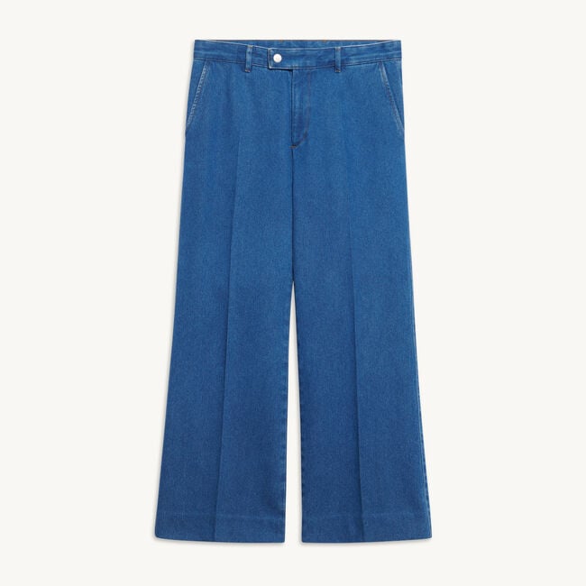 Pantalón de denim ligeramente acampanado