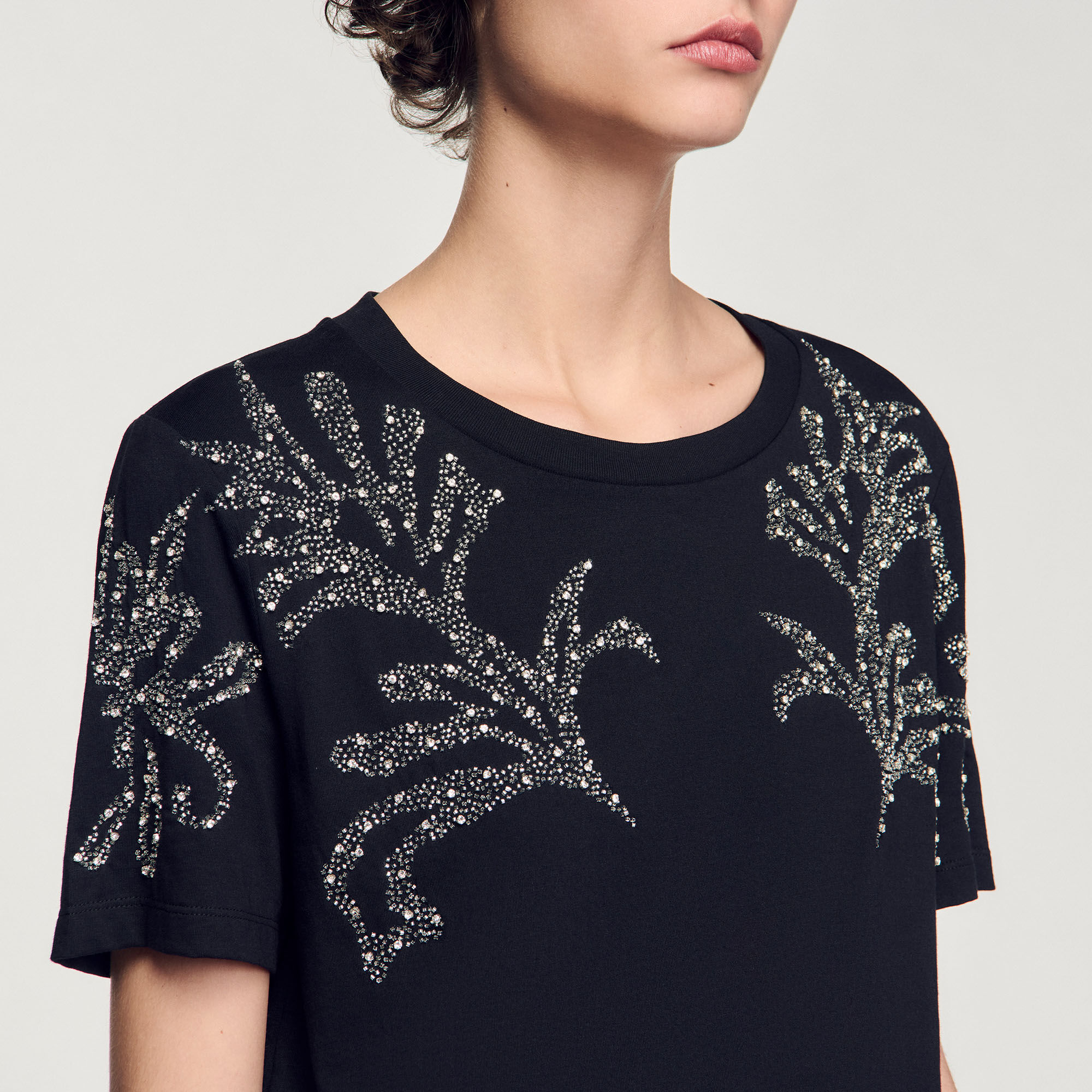 Camiseta con detalles bordados