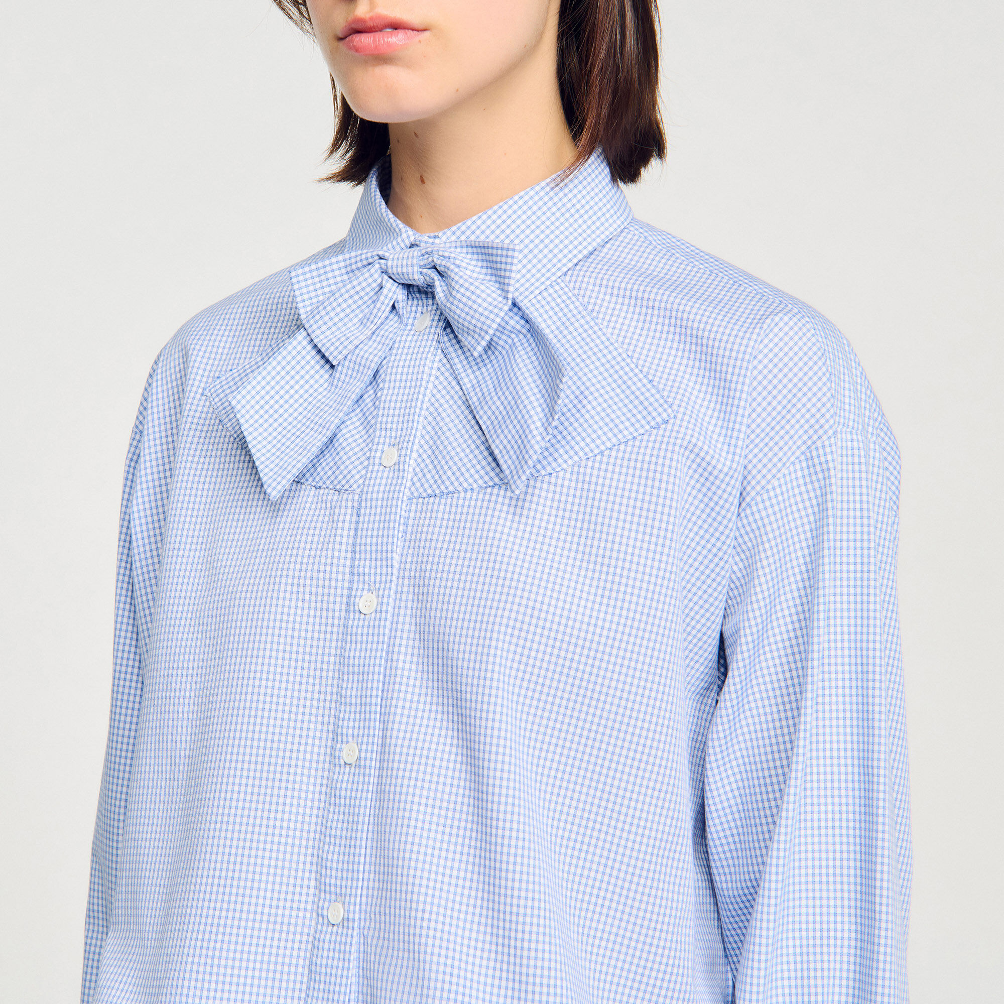 Camisa con lazo en el cuello