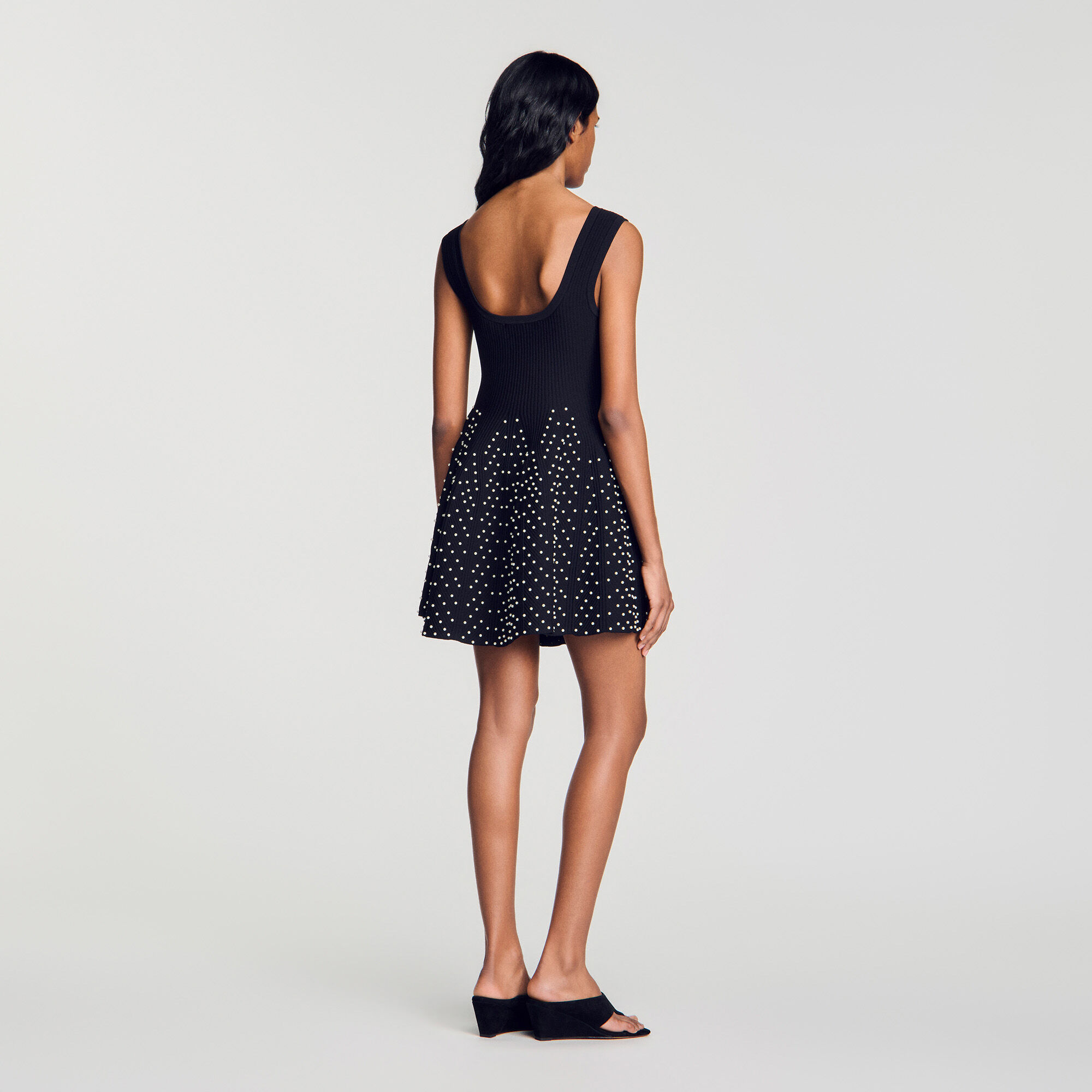 Vestido corto de punto con perlas