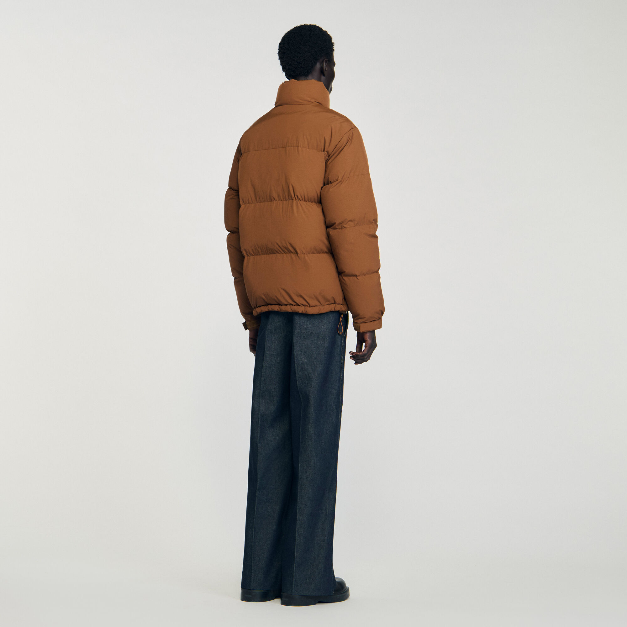 Anorak con capucha y cuello alto