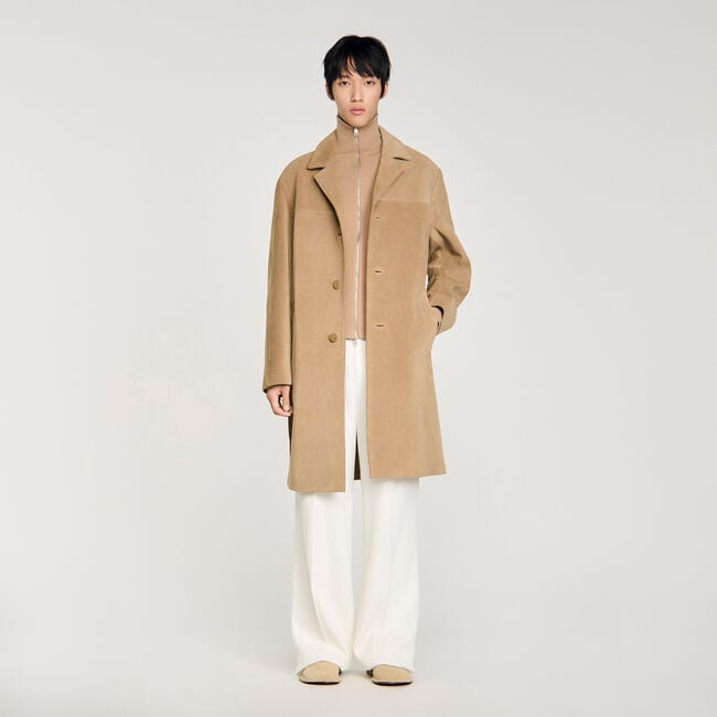 Abrigo largo de cuero con cintur&oacute;n