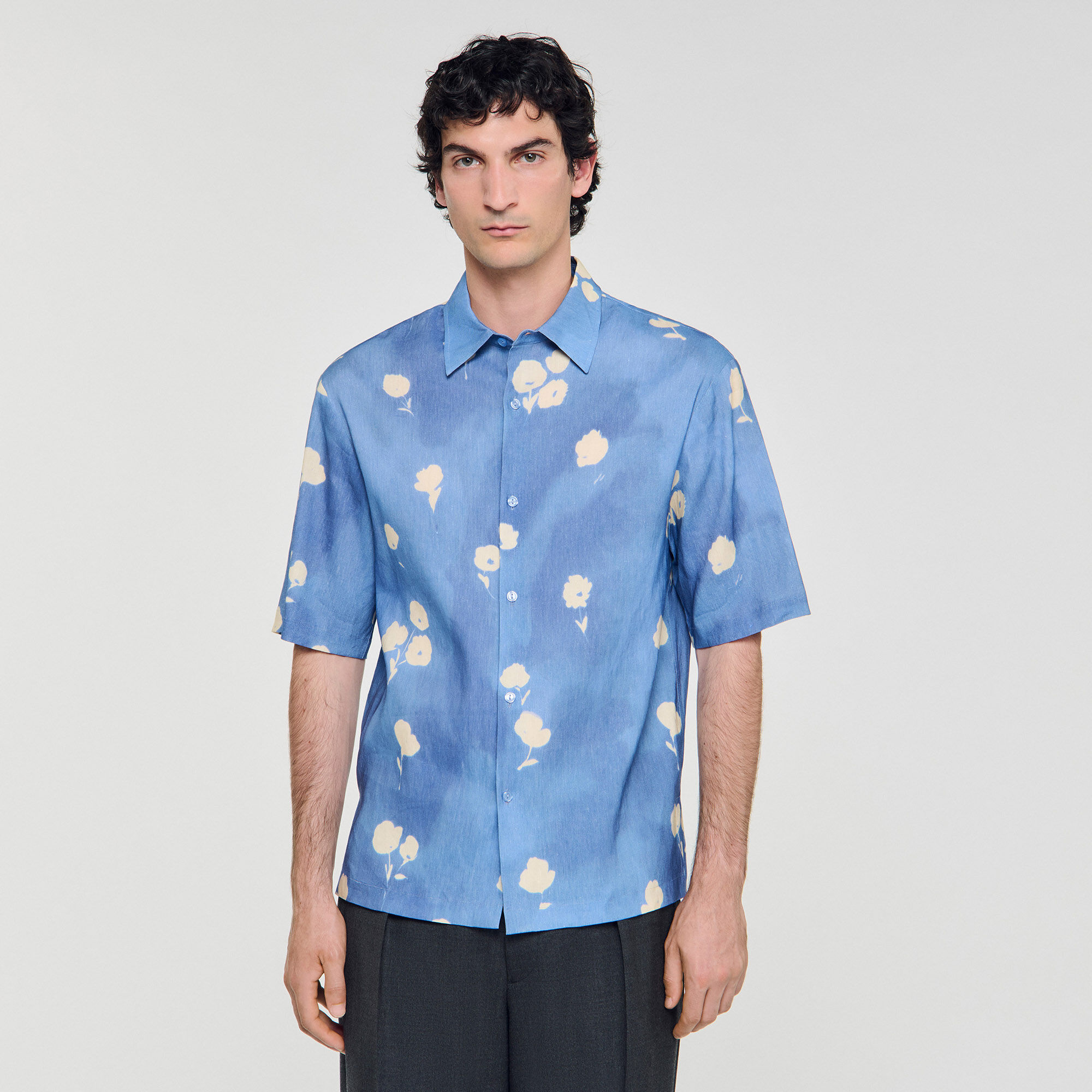 Camisa con estampado de flor