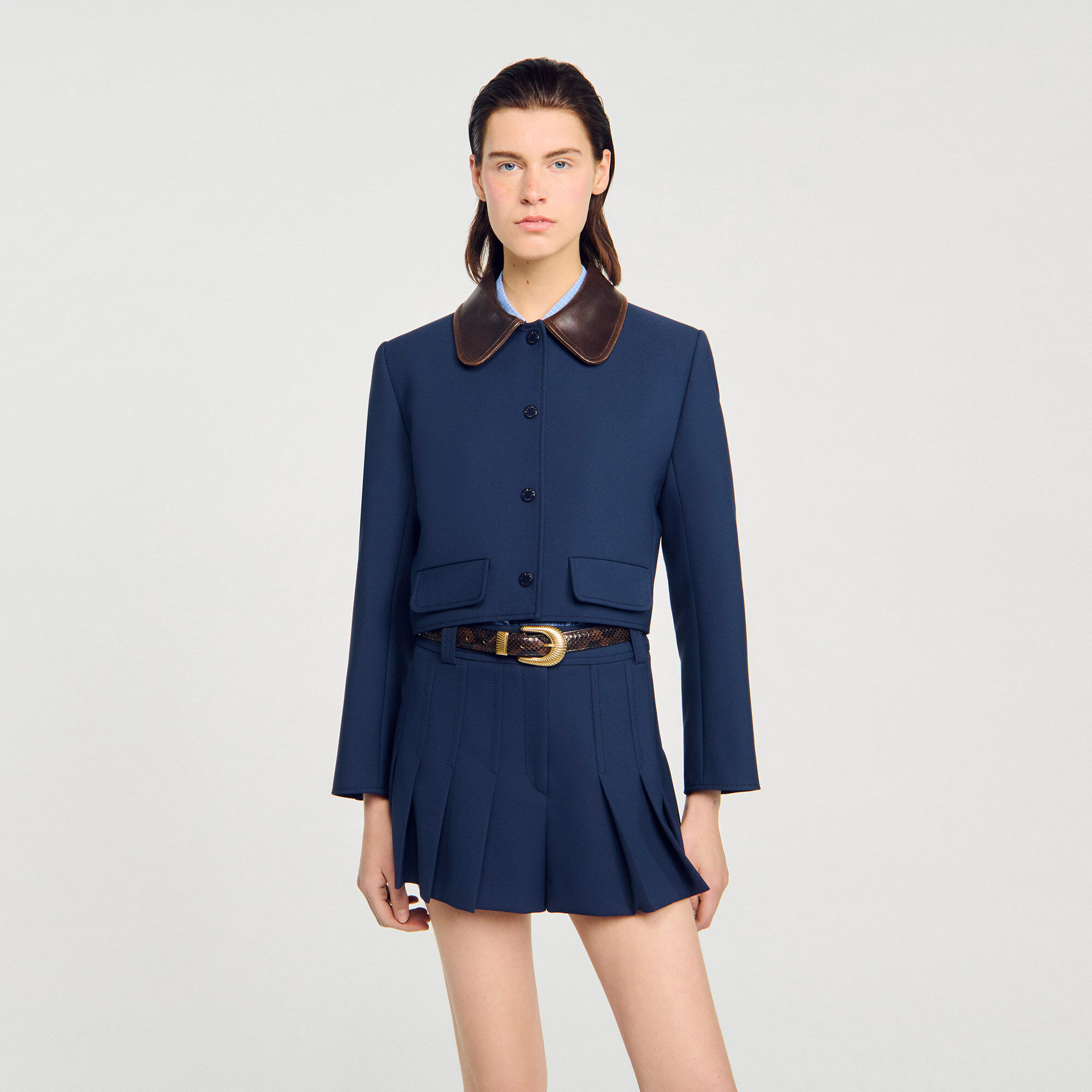 Chaqueta corta con cuello de cuero