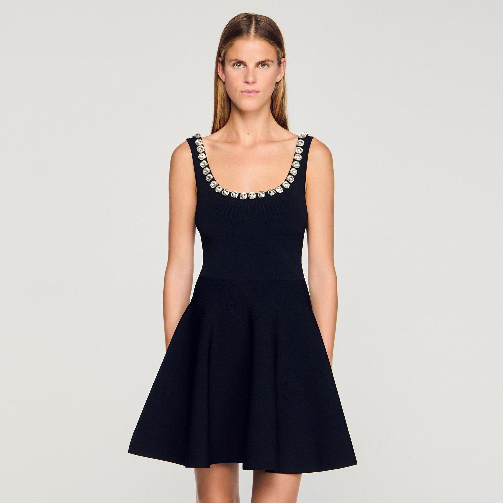 Vestido corto con cuello de strass