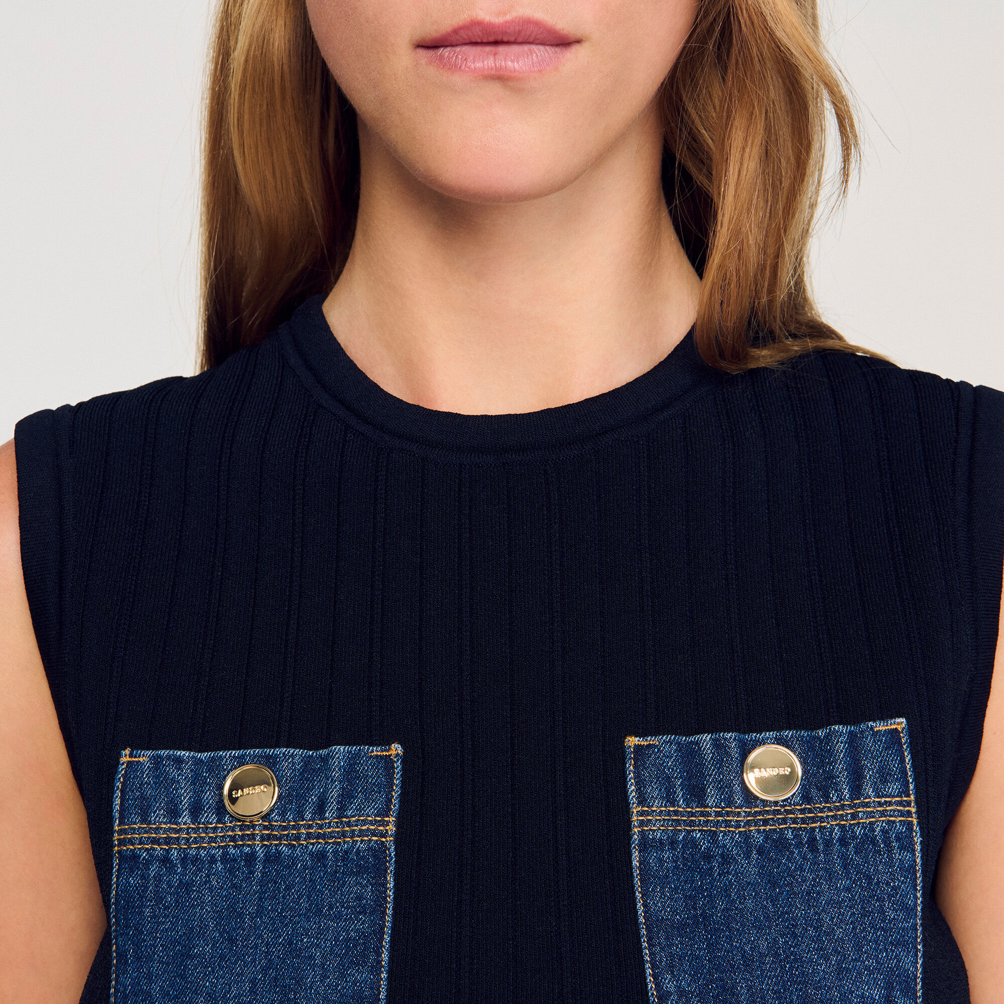Top de punto y denim