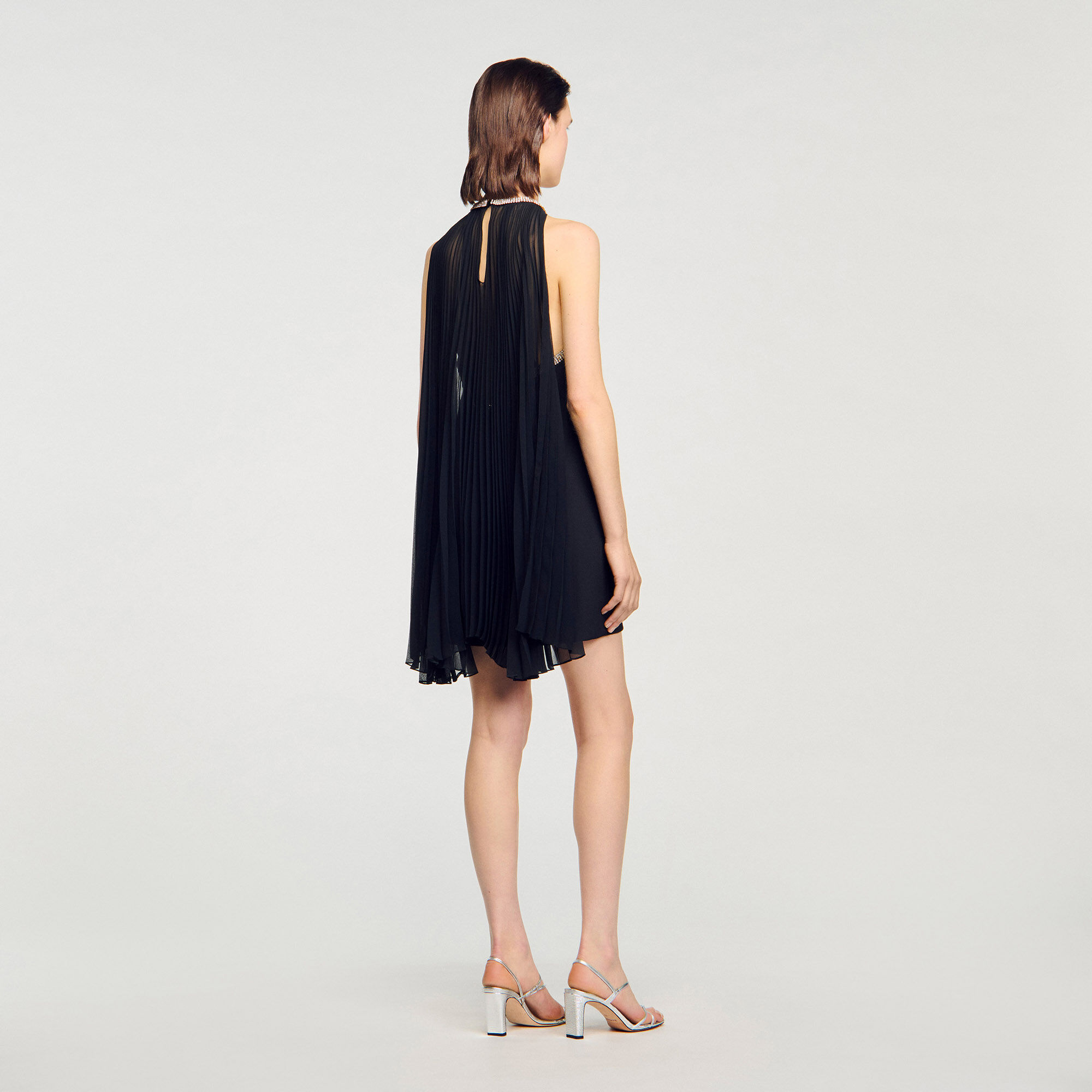 Vestido corto con capa adornada