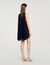 Vestido corto con capa adornada