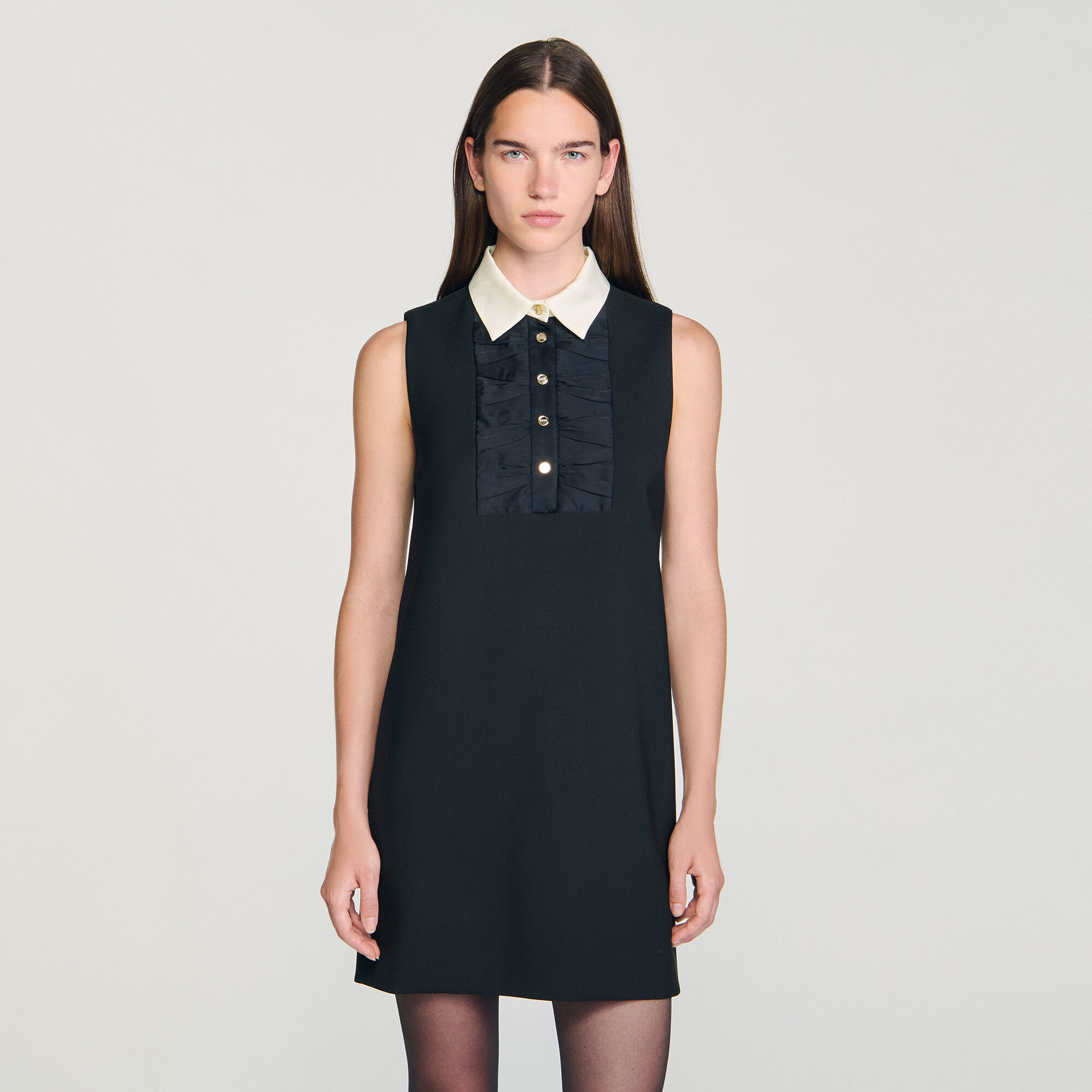 Vestido corto de cuello contrastado