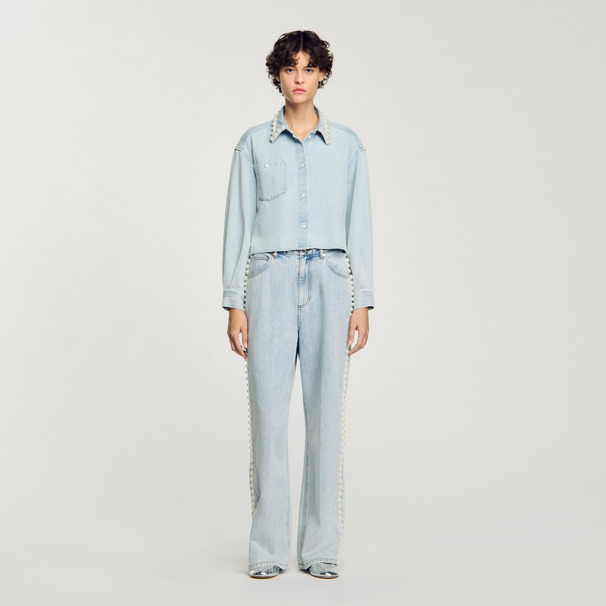 Camisa vaquera con cuello de pedrería