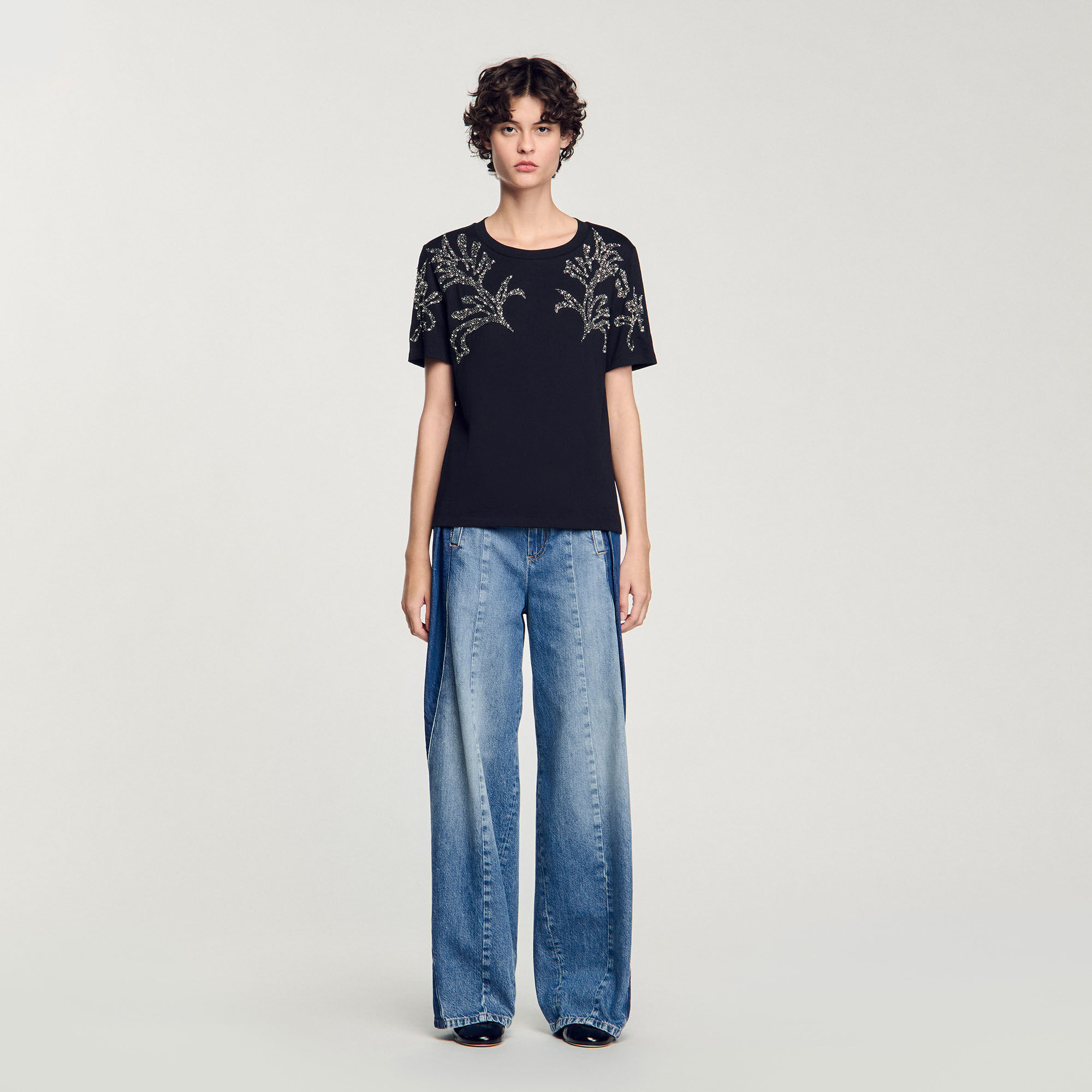 Camiseta con detalles bordados
