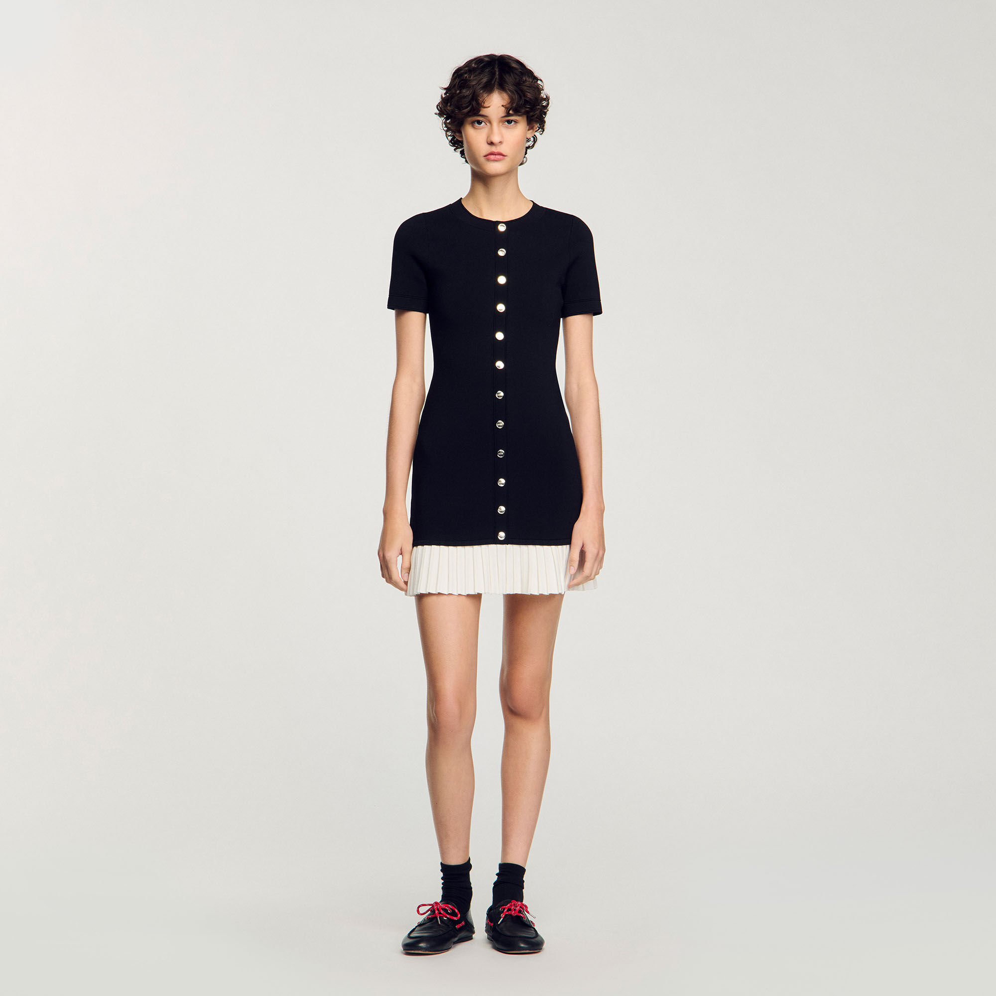 Vestido corto de punto con volante