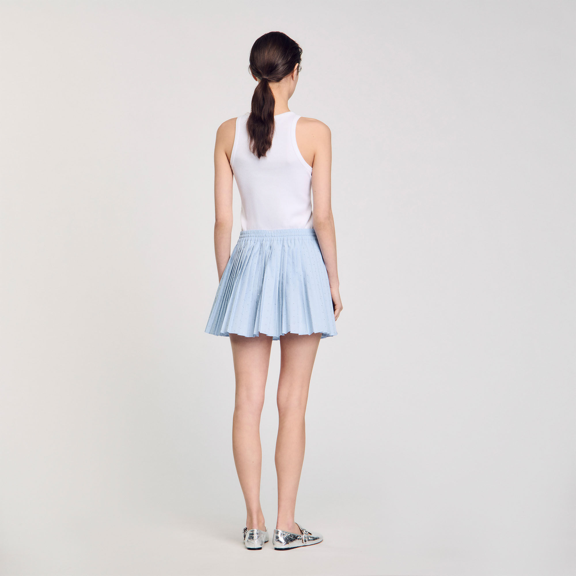 Falda corta plisada con strass