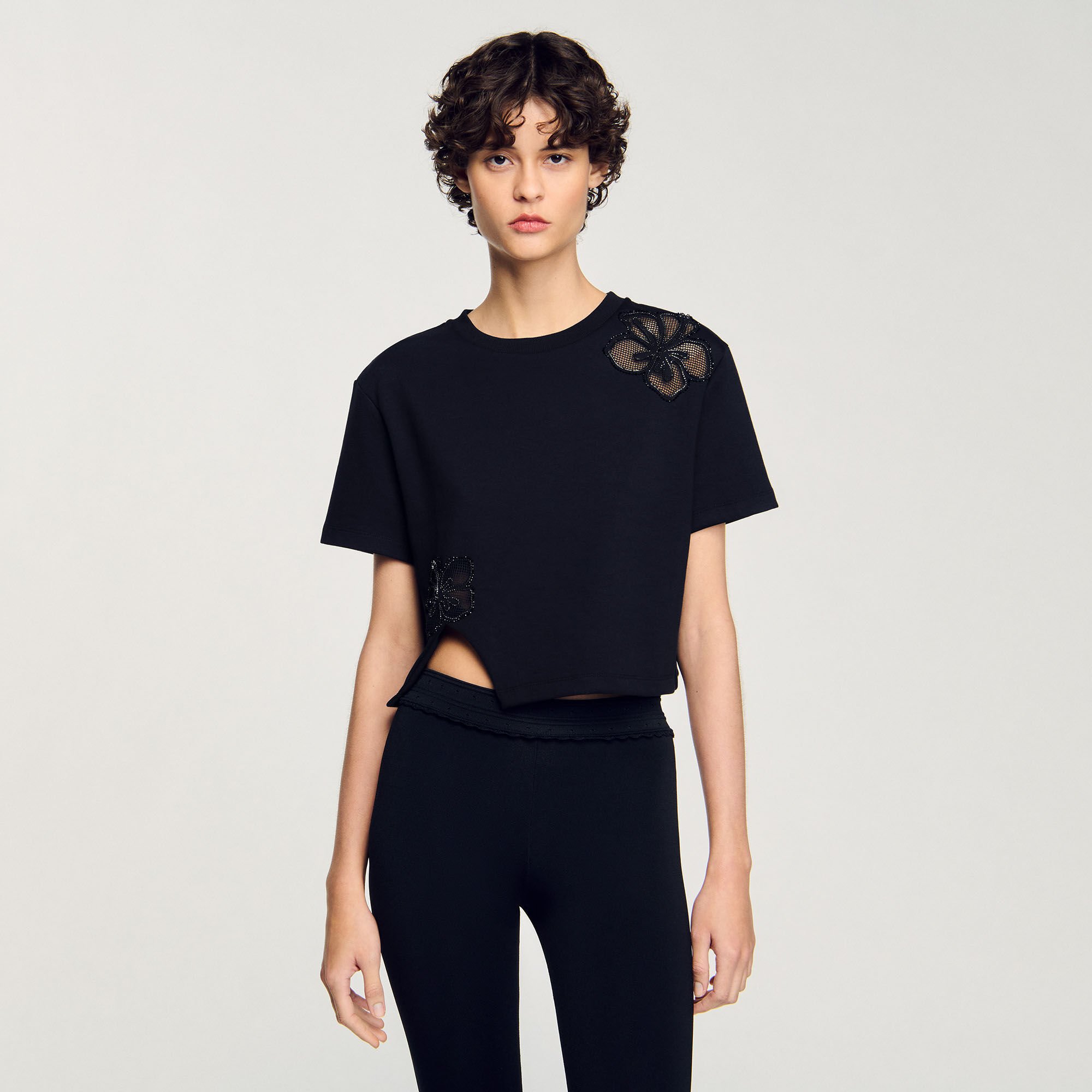 Camiseta con bordado de flor