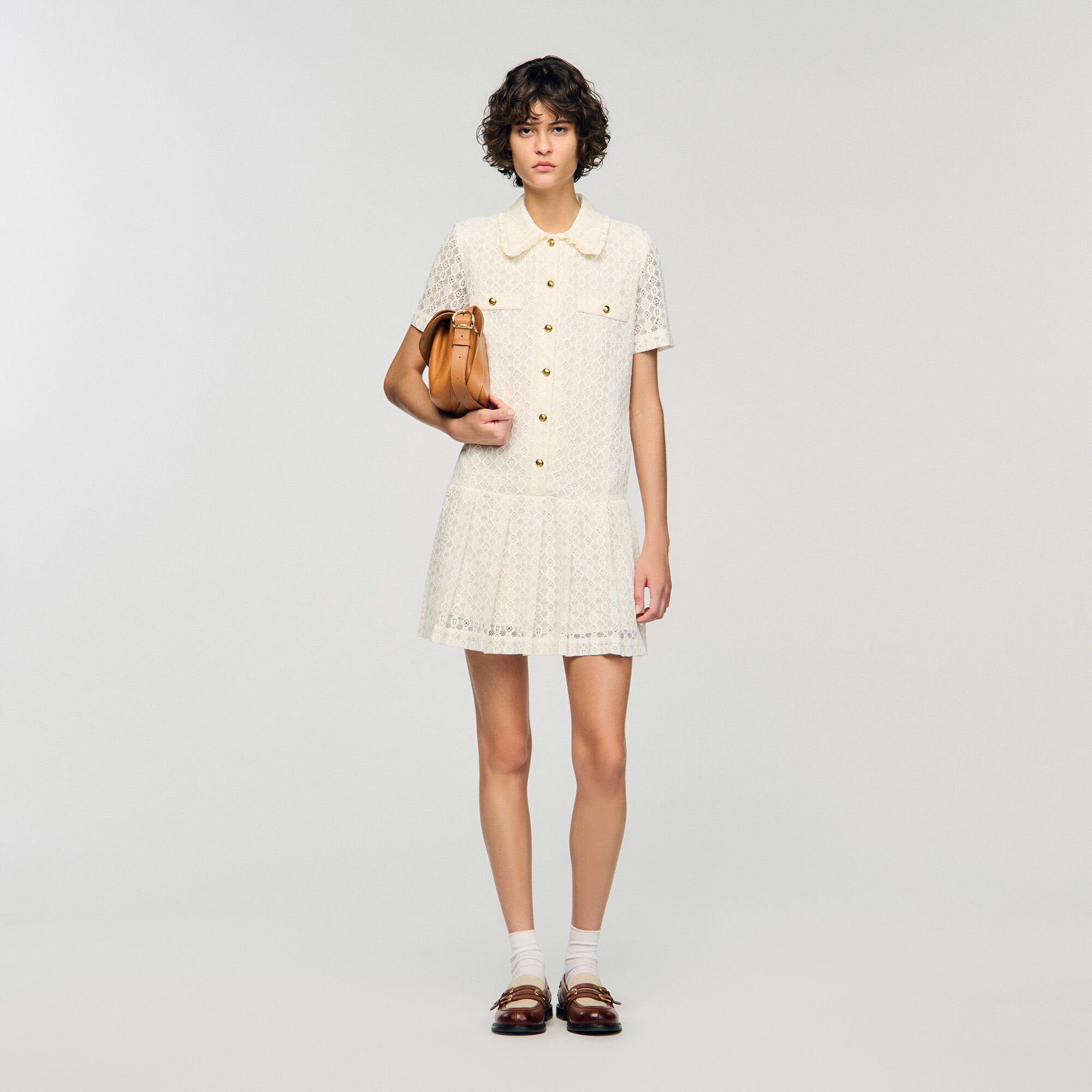 Vestido corto de encaje