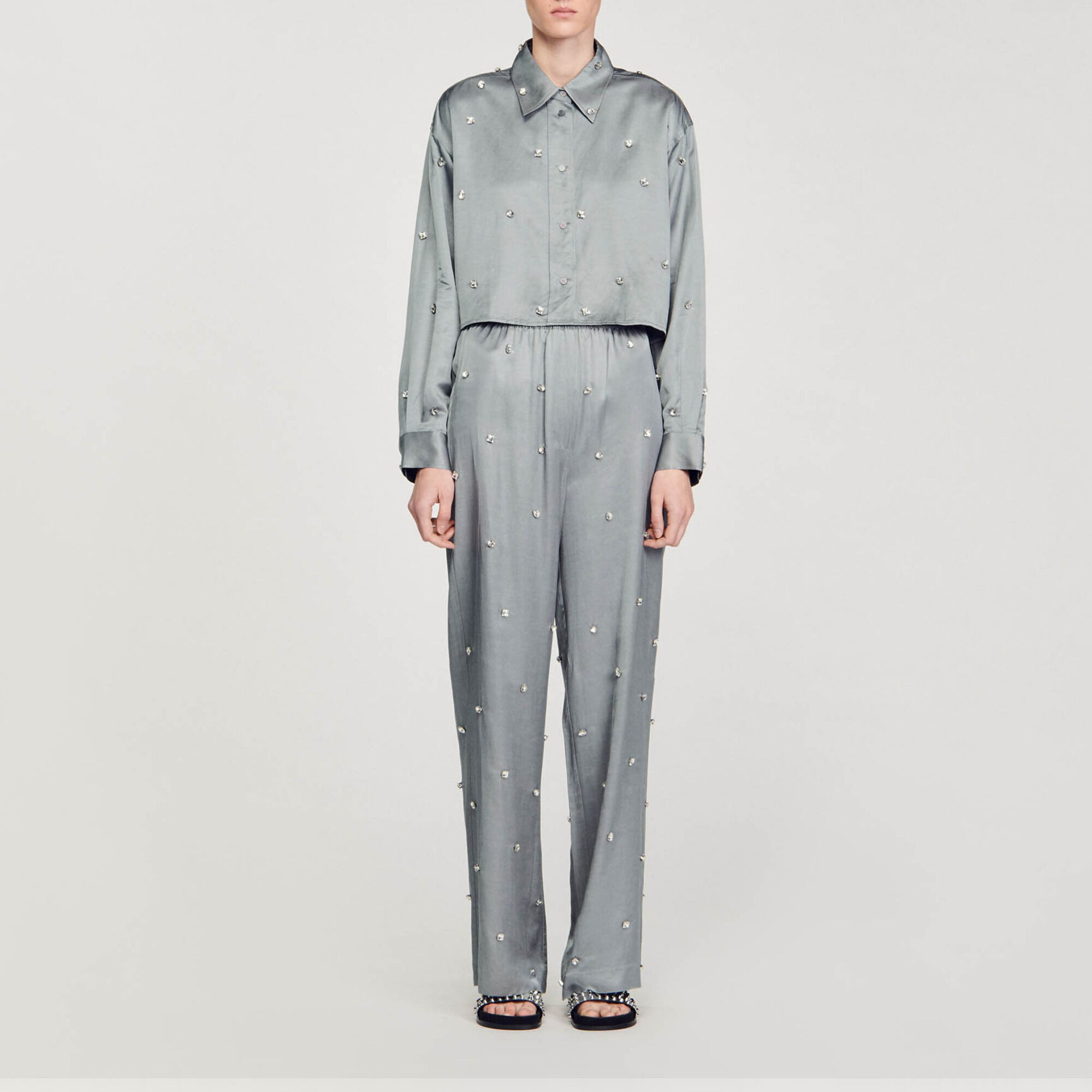 Camisa satinada decorada con strass