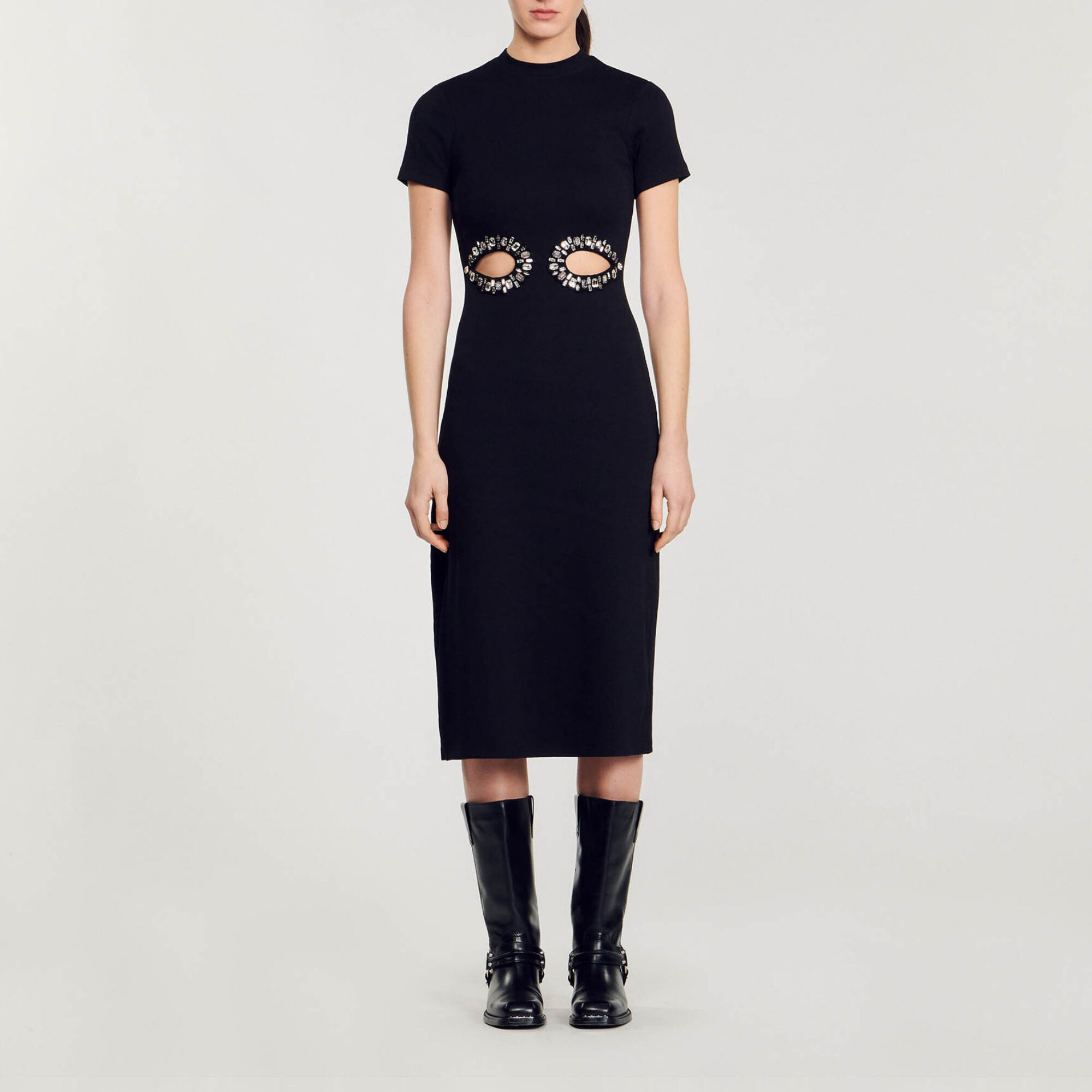Vestido midi con recortes con brillantes