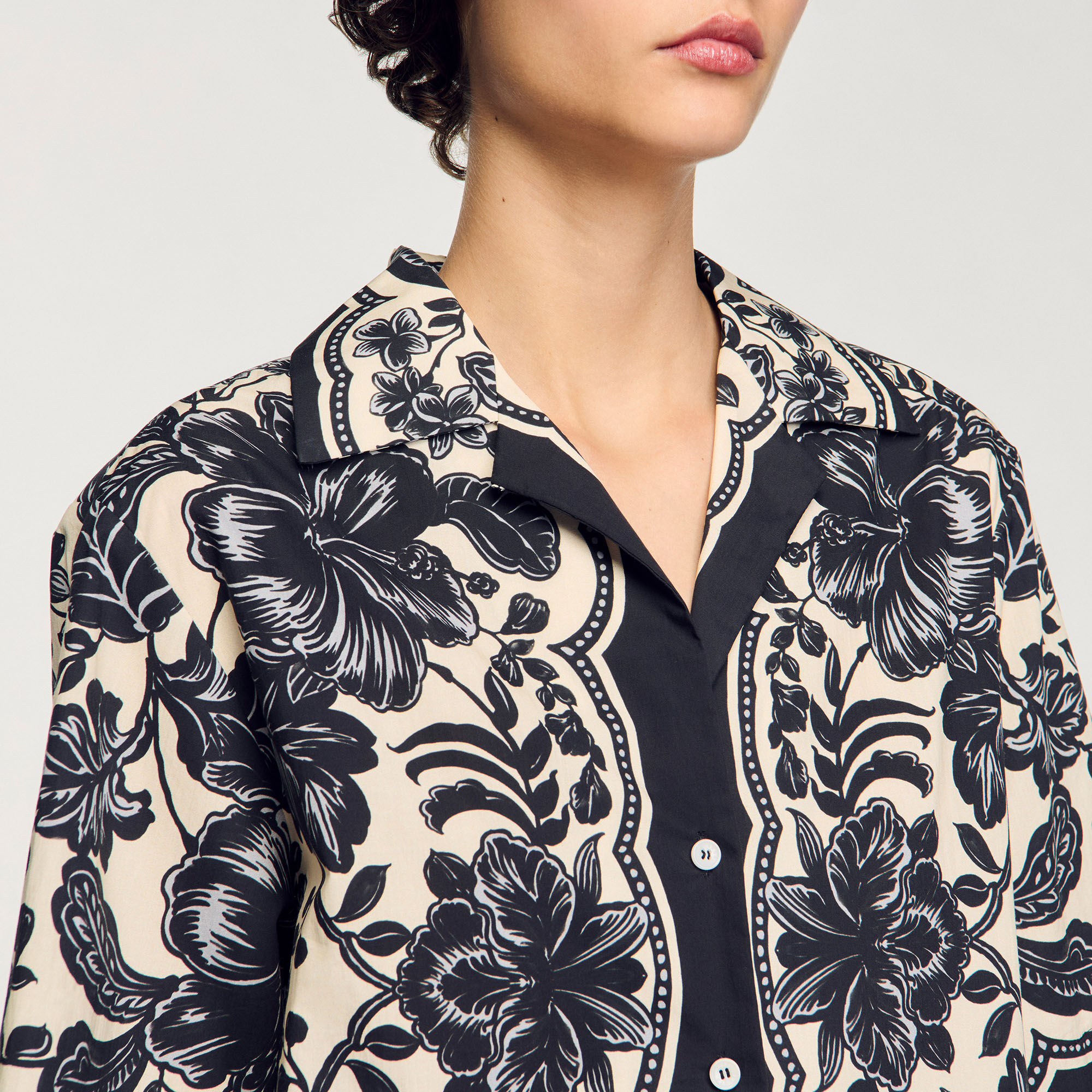 Camisa con estampado floral