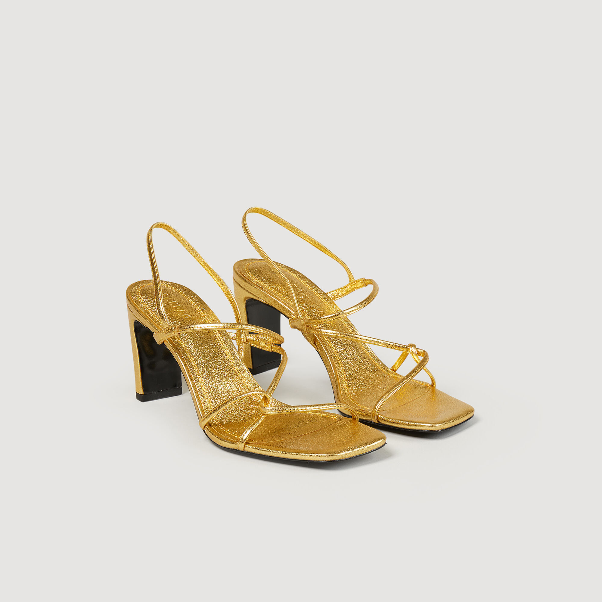 Sandalias de piel repujada