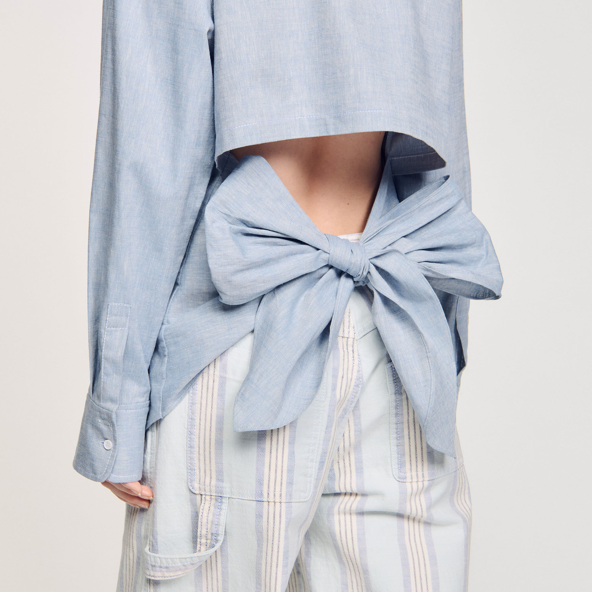 Camisa larga con espalda anudada