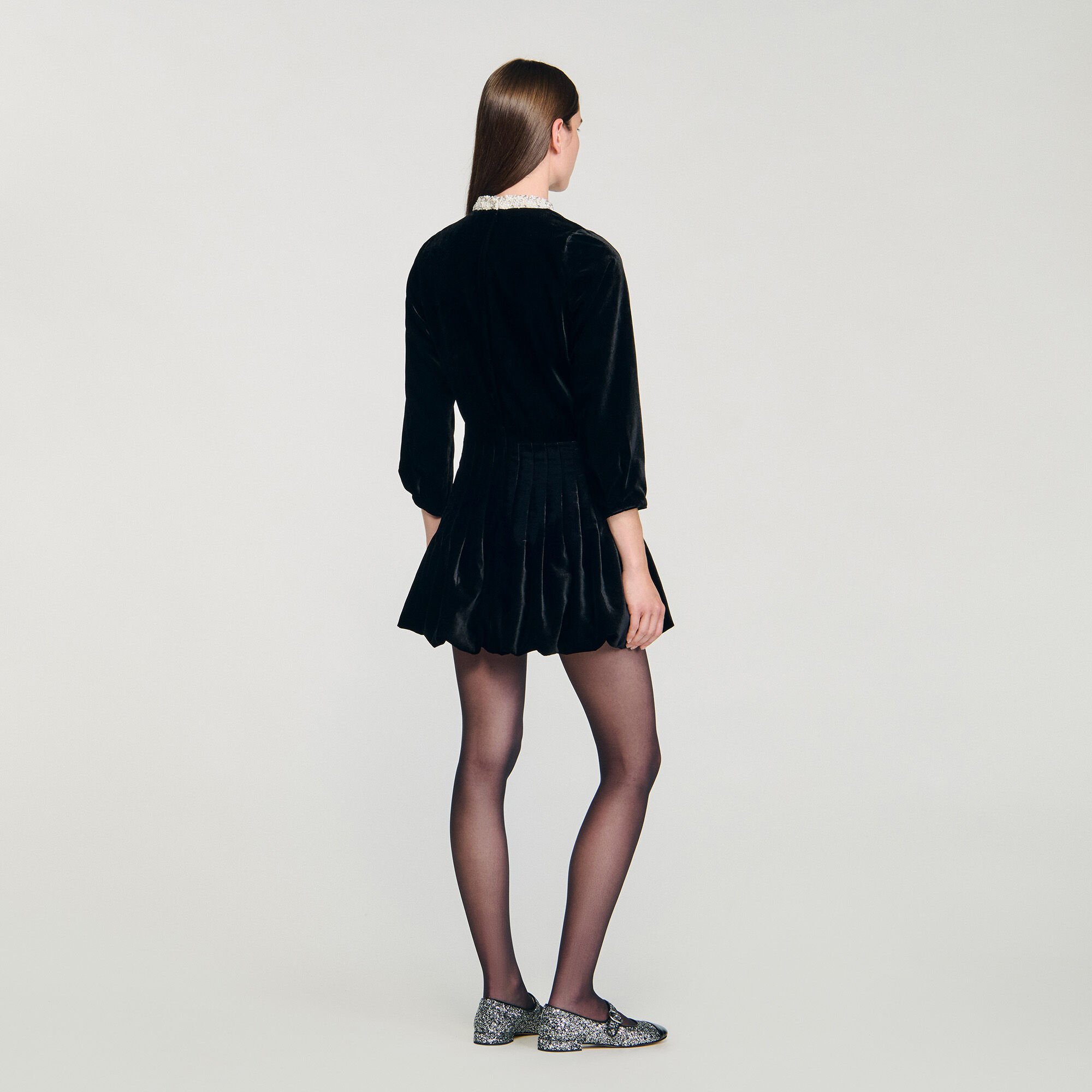 Vestido corto de terciopelo perlado