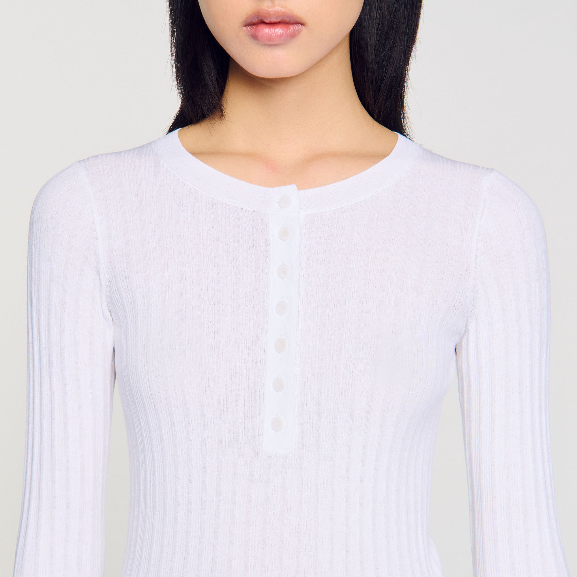 Jersey acanalado con cuello abotonado