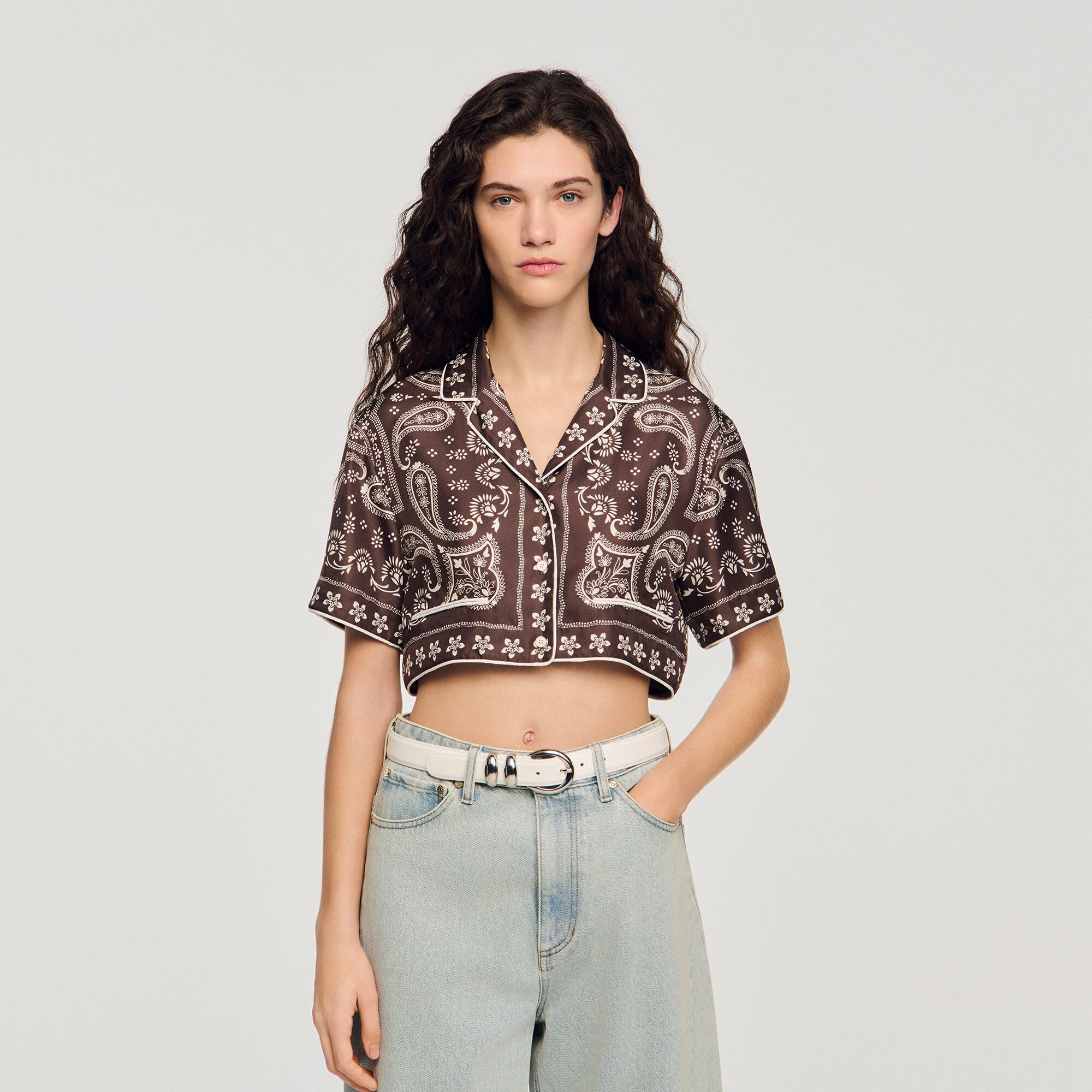 Camisa corta con estampado bandana