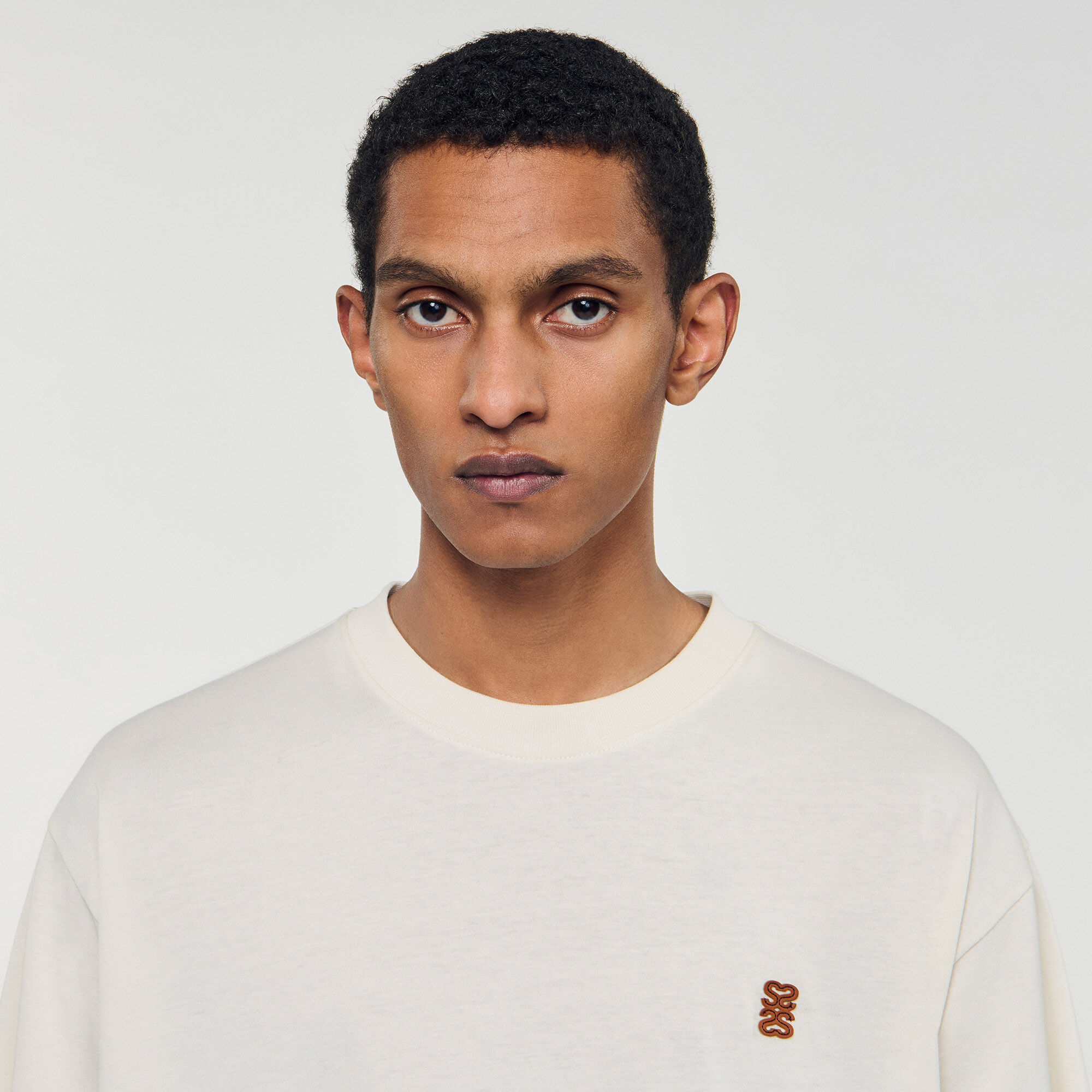 Camiseta con logotipo de cuero
