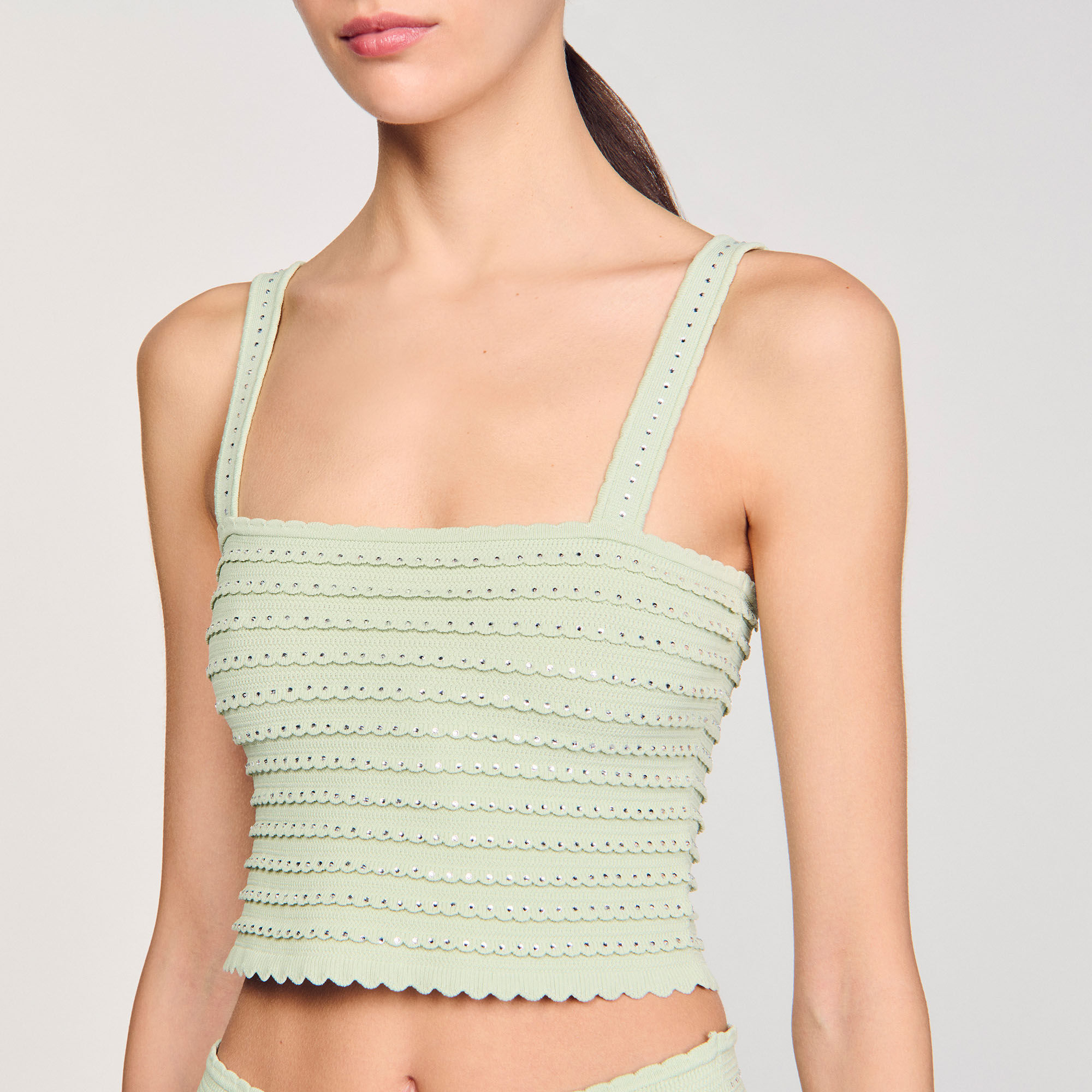 Top corto de punto con strass