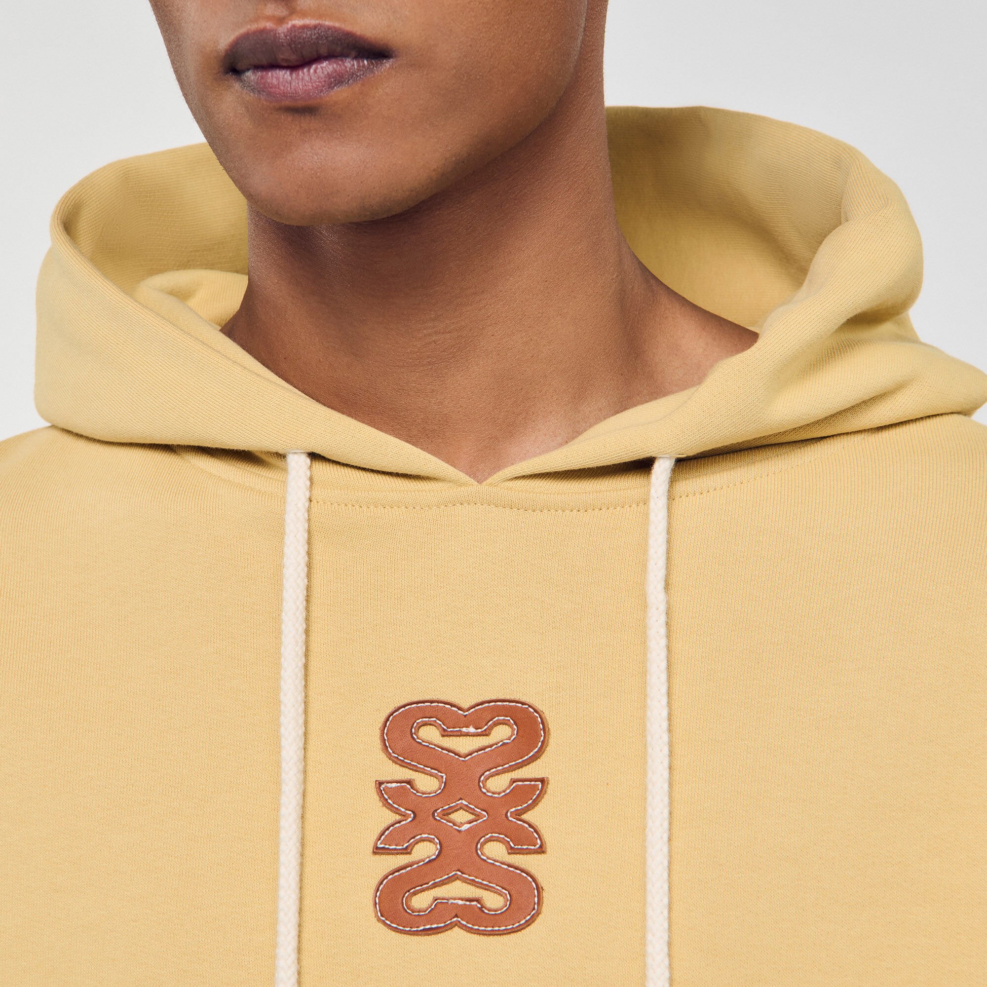 Sudadera con parche de cuero