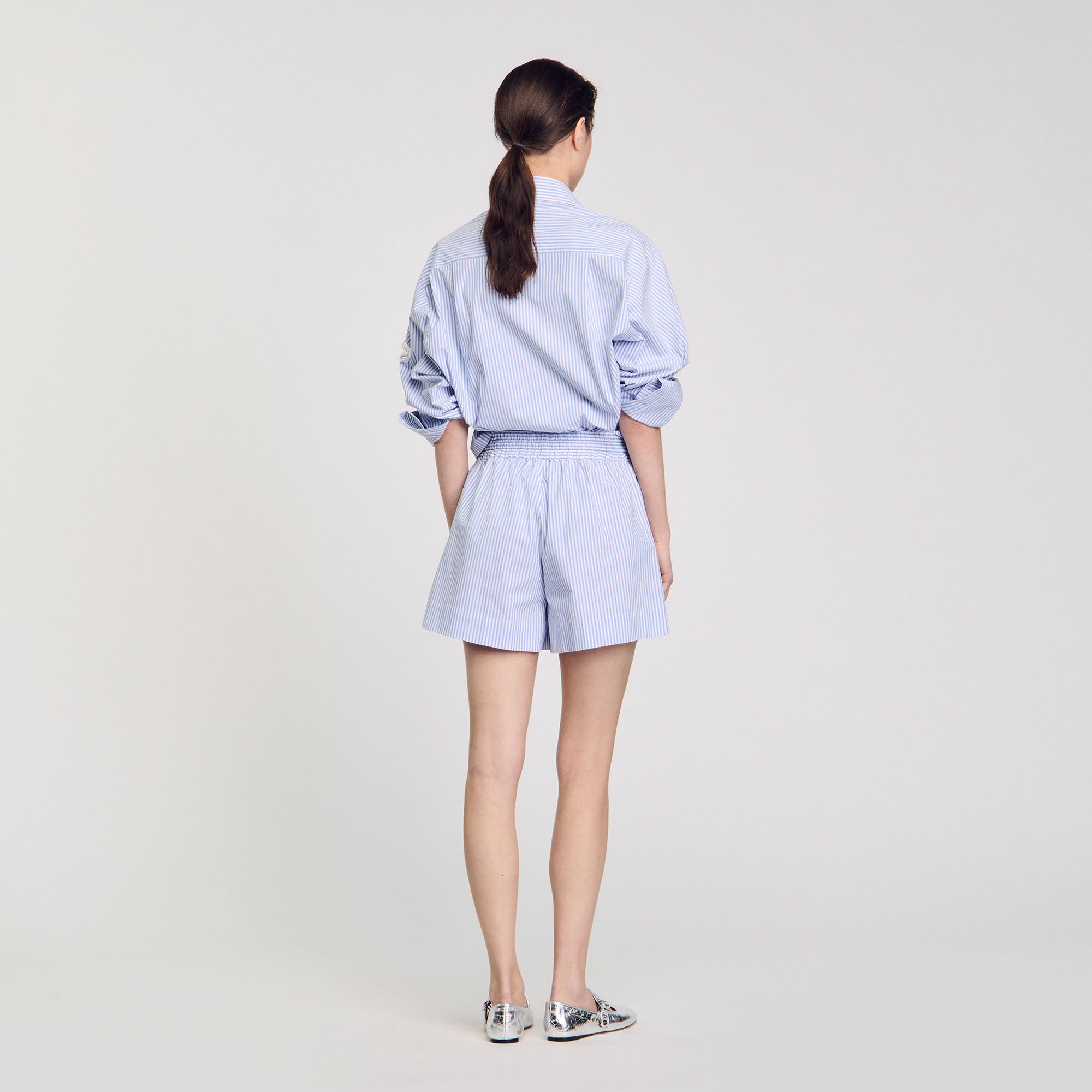 Pantalón corto a rayas con flor