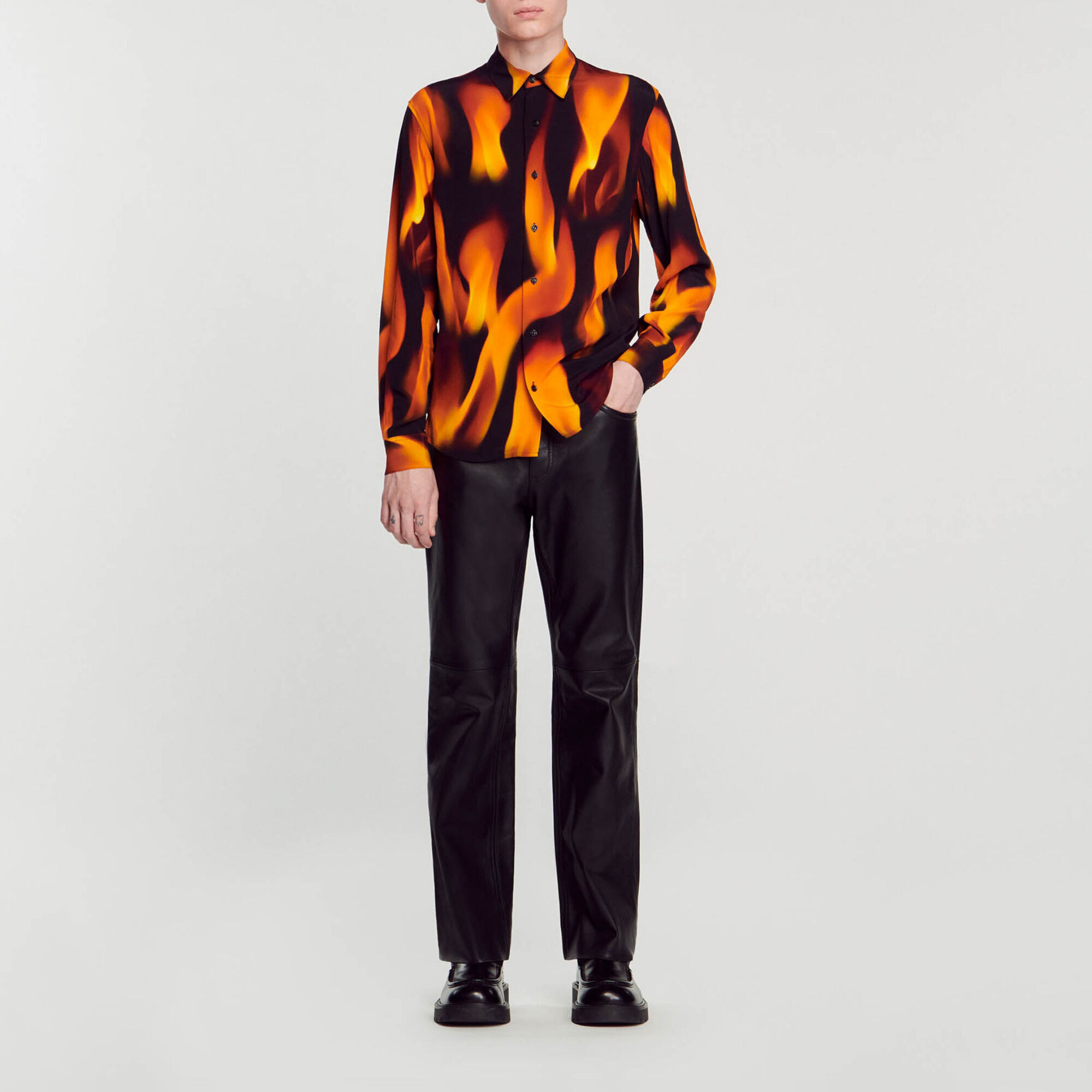 Camisa con motivos de llamas