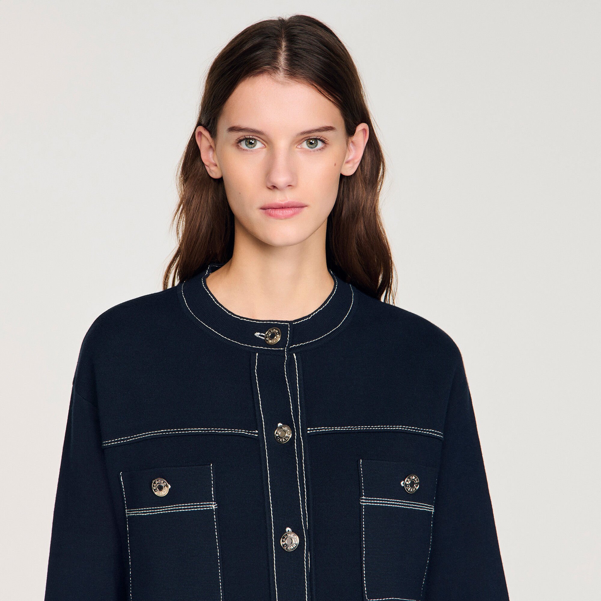 C&aacute;rdigan con pespuntes en contraste