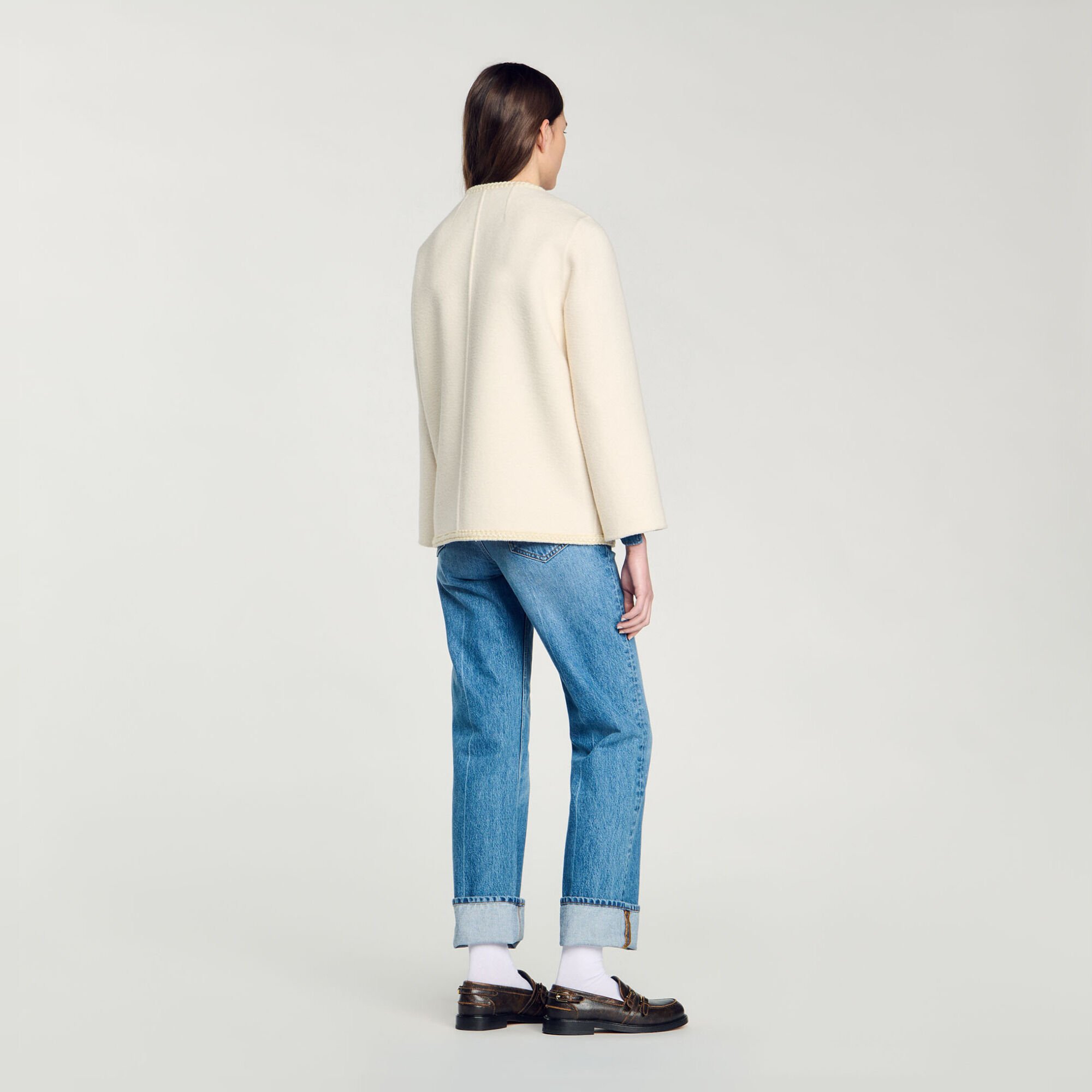 Abrigo con ribetes trenzados