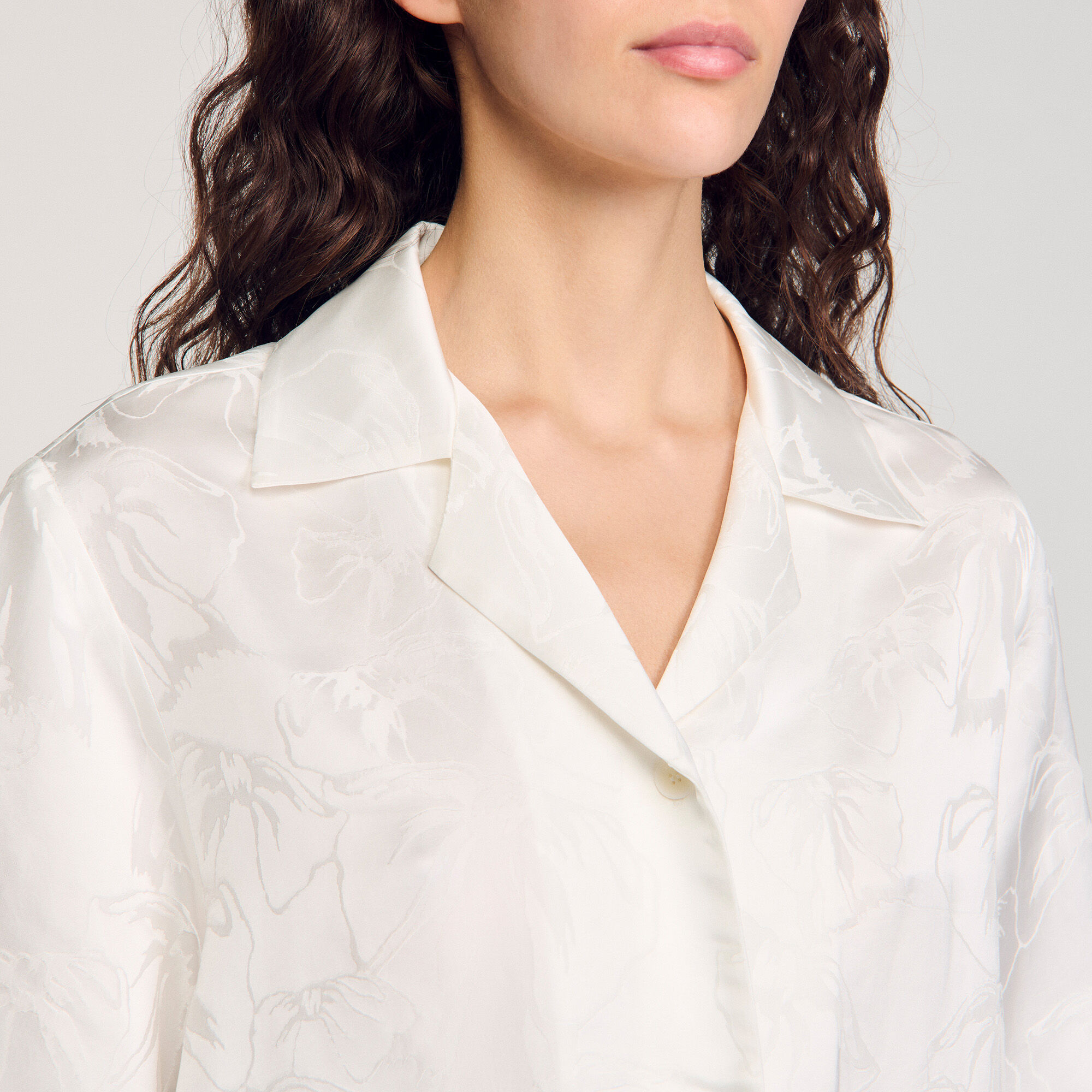 Camisa corta con flores de jacquard