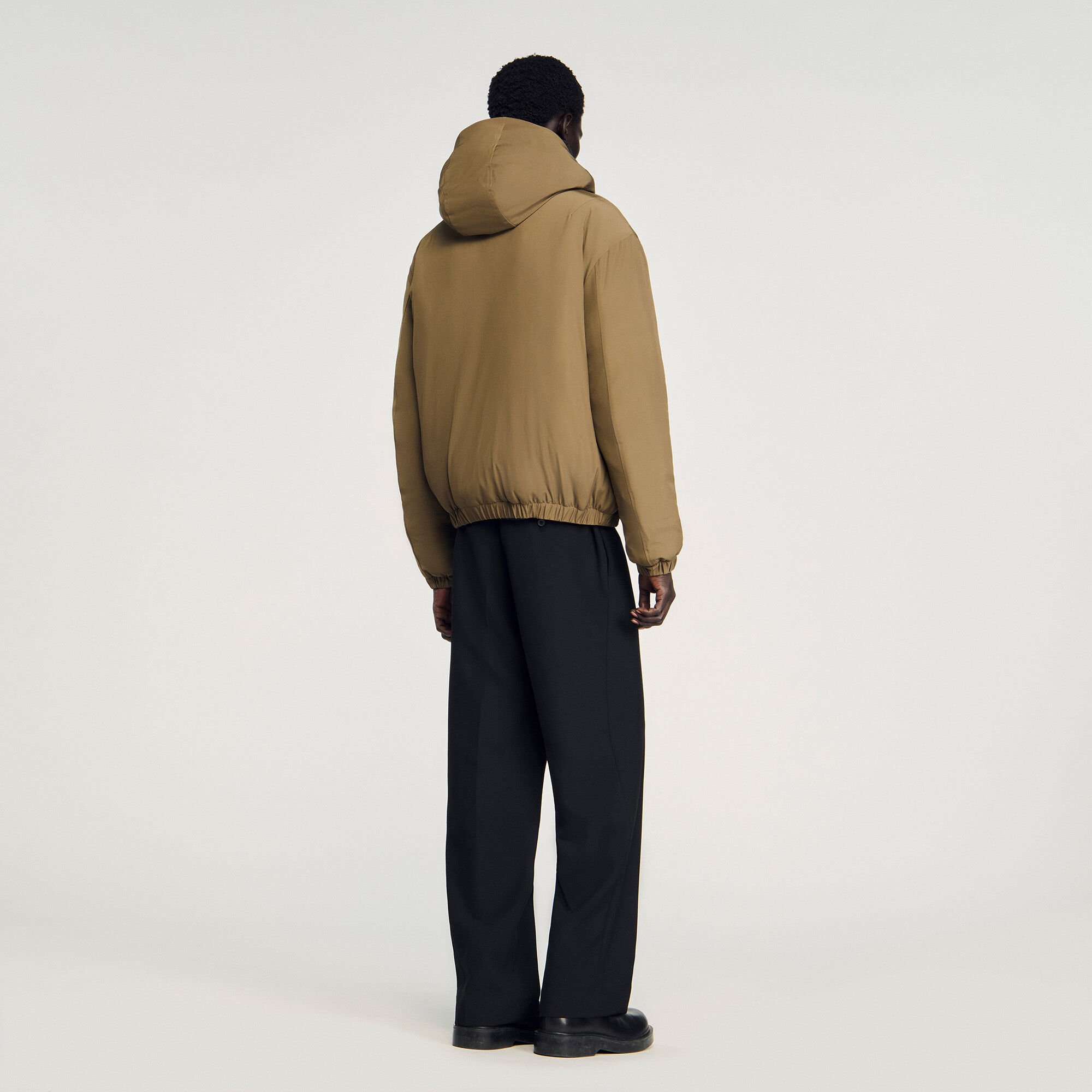 Anorak con cuello alto y capucha