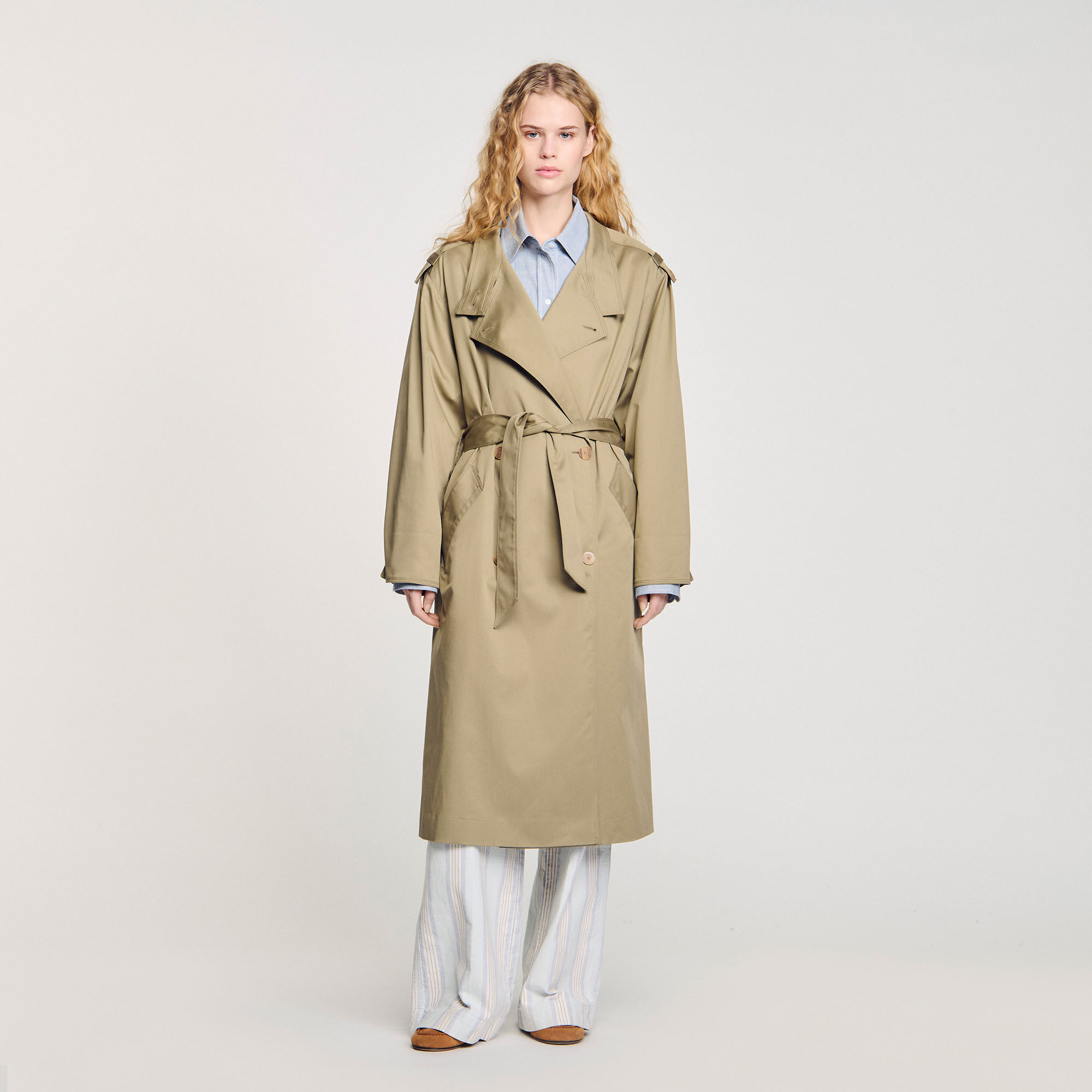 Gabardina con cinturón