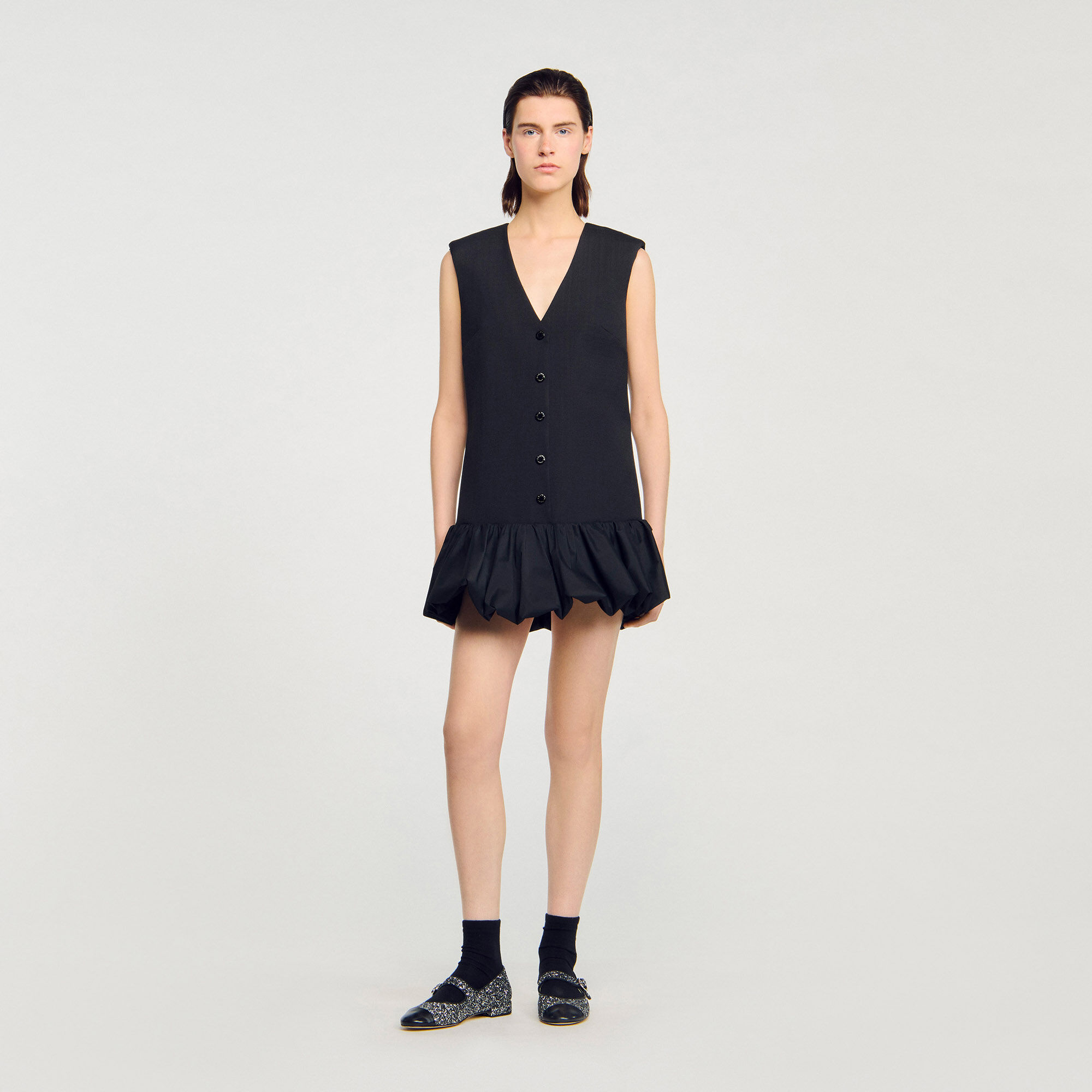 Vestido corto de sastre con volante