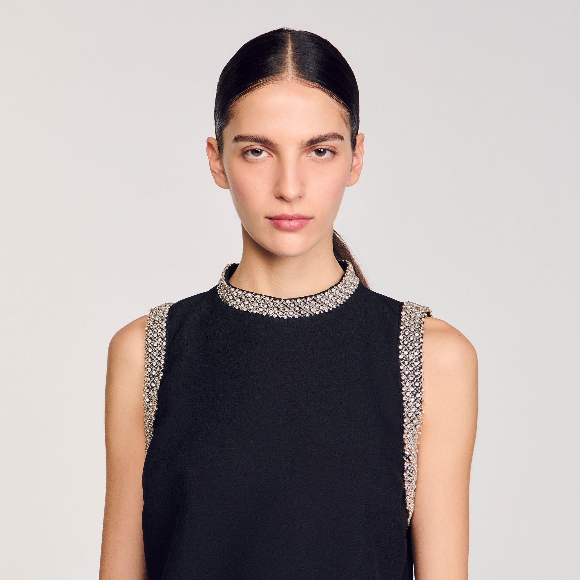 Vestido corto con detalles de strass