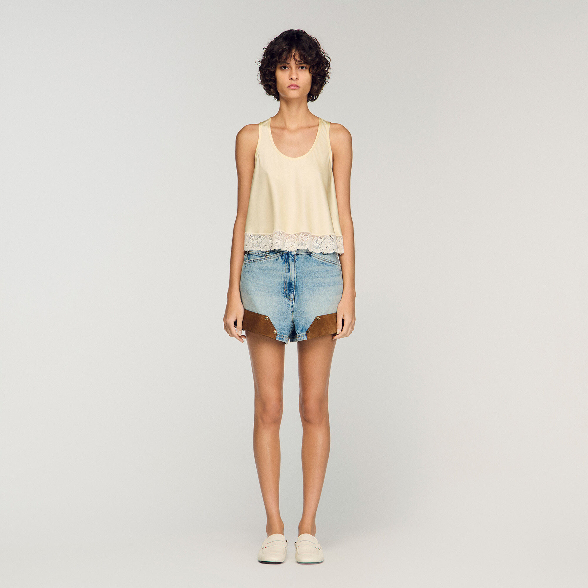 Top satinado con detalle de encaje