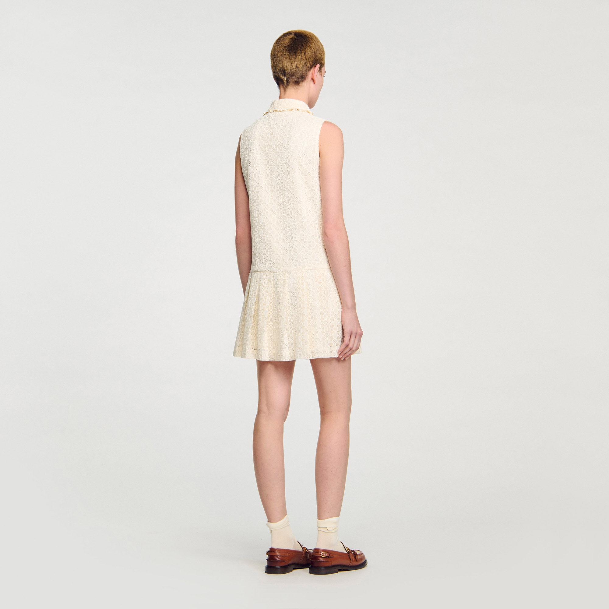 Vestido corto de encaje