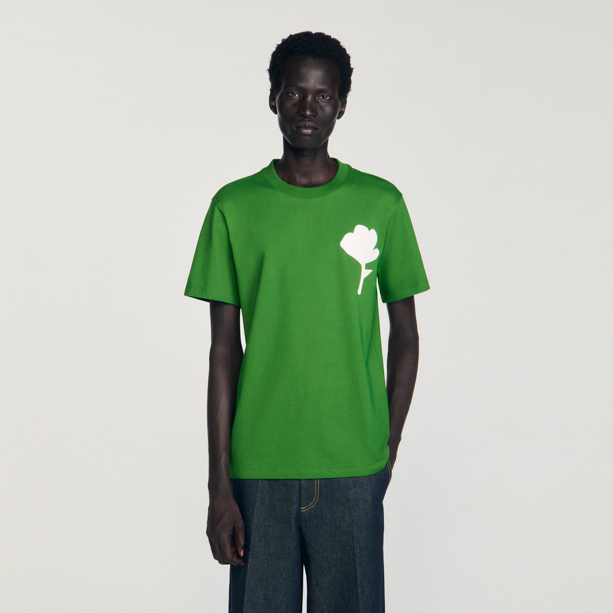 Camiseta con parche de flor