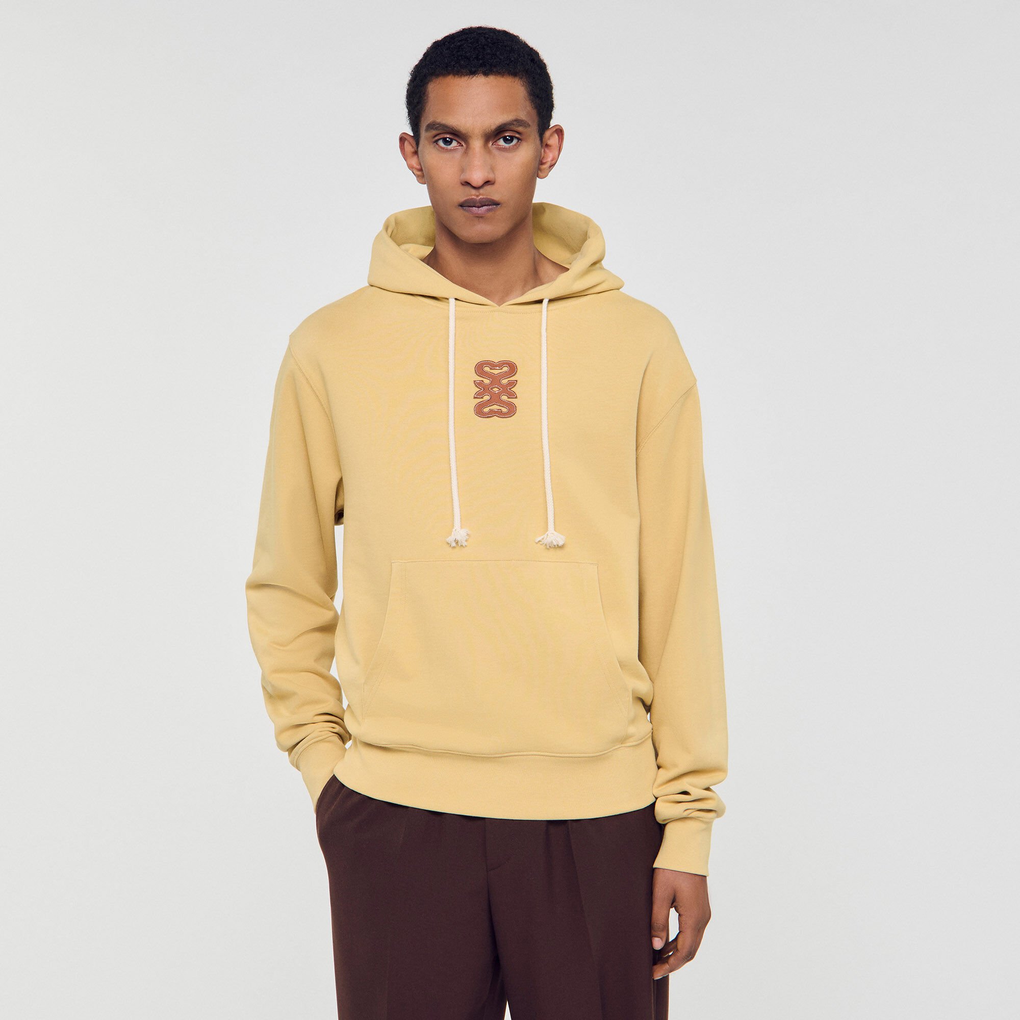 Sudadera con parche de cuero