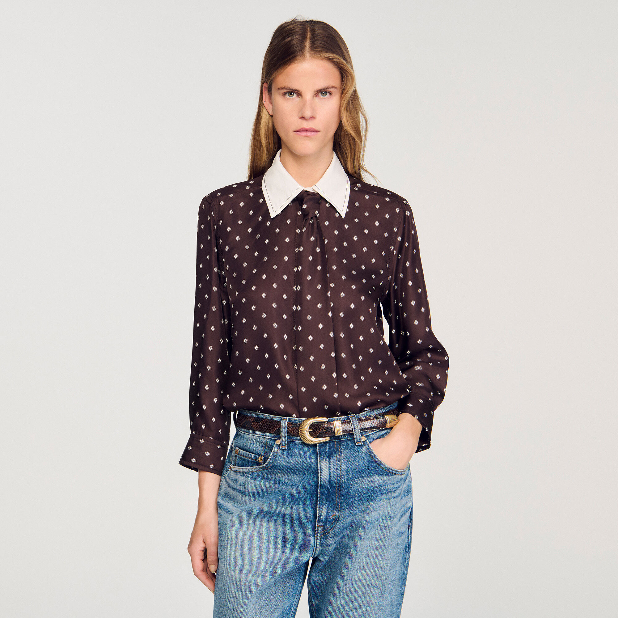 Camisa fluida estampada con corbata